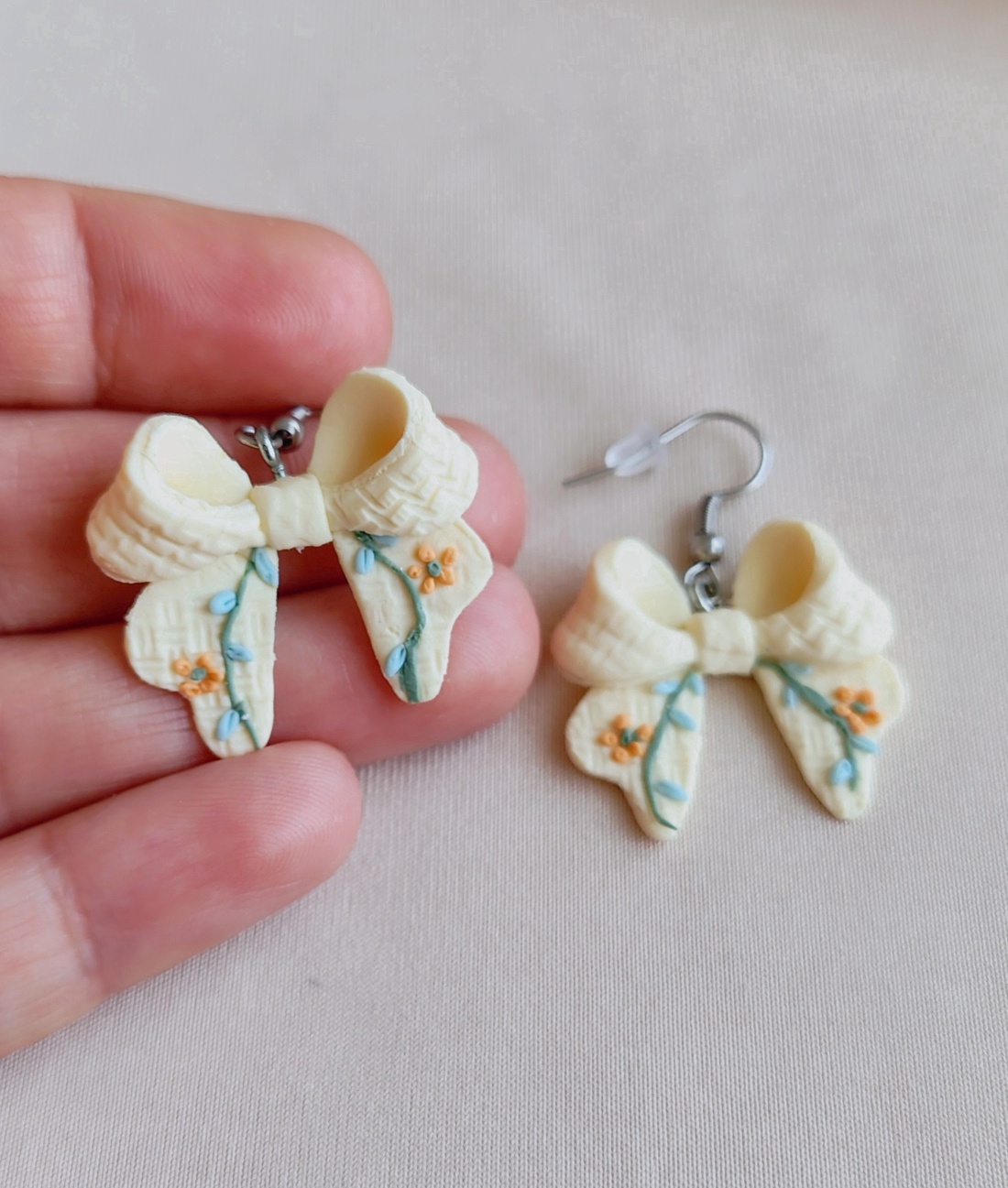 Cercei fundiță din lut polimeric, textură brodată � galben pal - bijuterii - cercei - cercei cu figurine - Artynos.ro