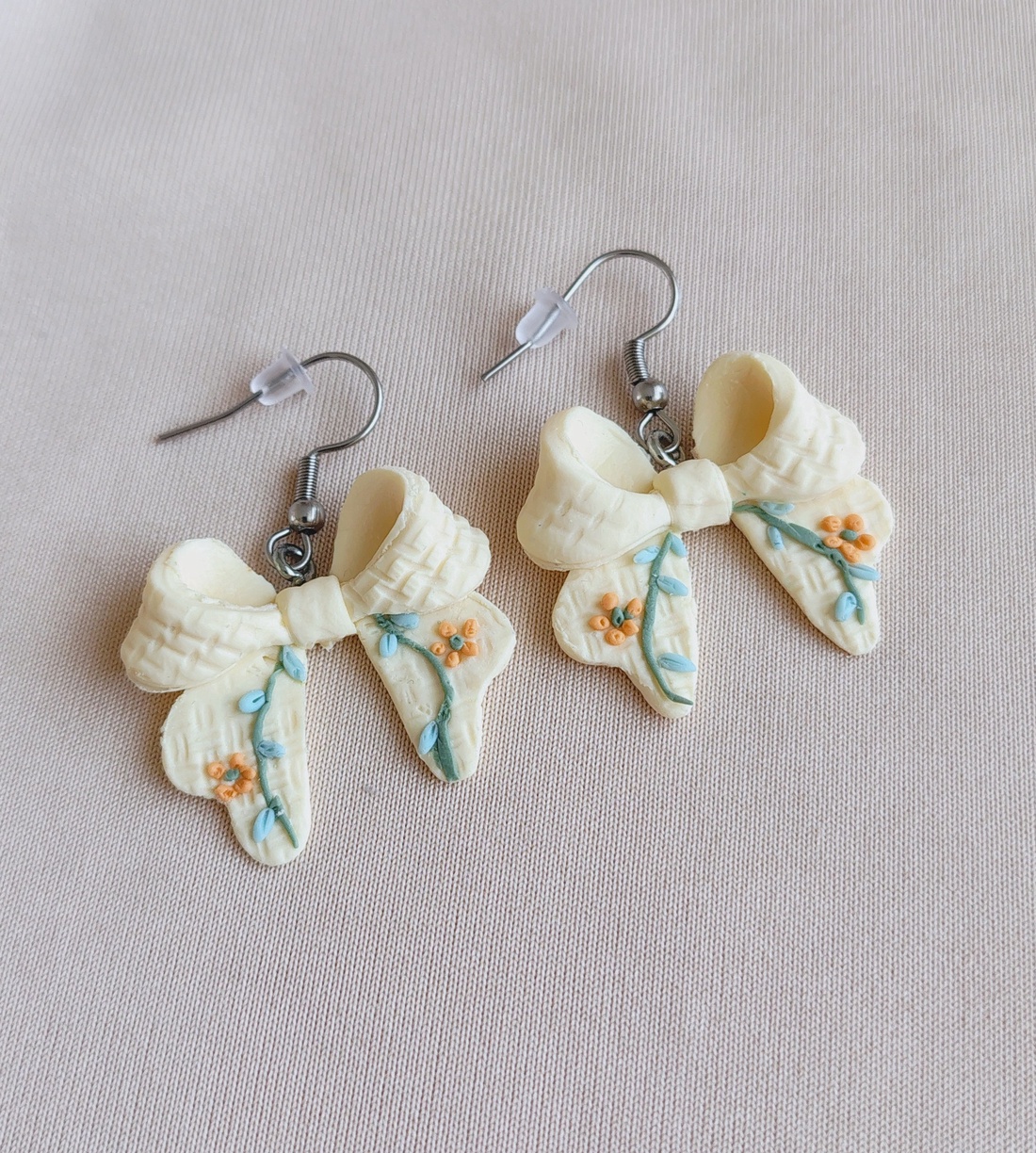 Cercei fundiță din lut polimeric, textură brodată � galben pal - bijuterii - cercei - cercei cu figurine - Artynos.ro