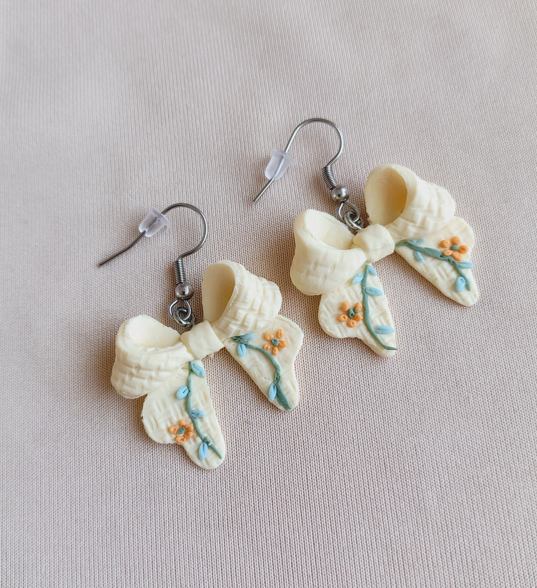 Cercei fundiță din lut polimeric, textură brodată � galben pal - bijuterii - cercei - cercei cu figurine - Artynos.ro