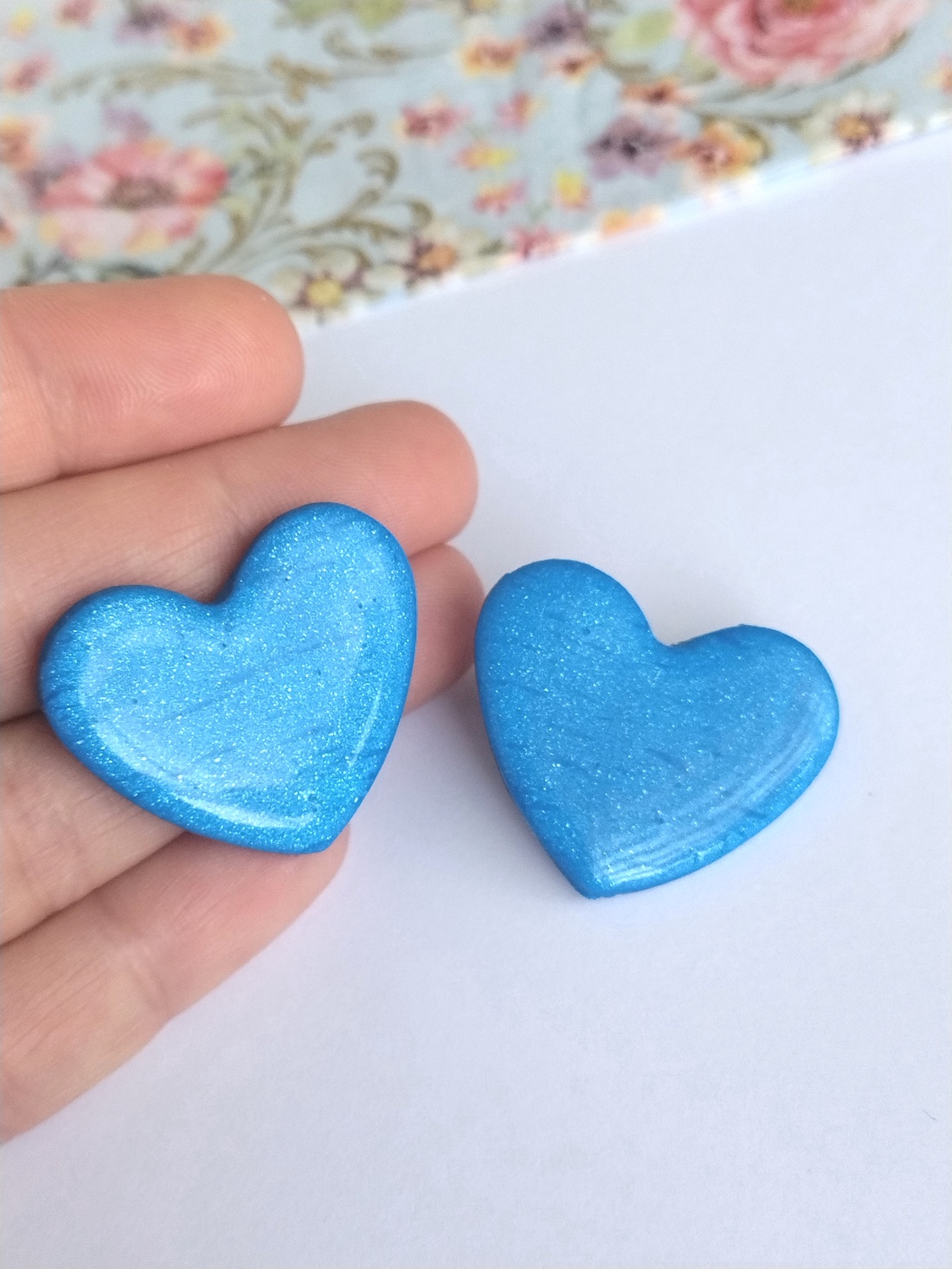 Cercei inimă albaștri handmade � stud din lut polimeric cu efect perlat și sclipiri fine - bijuterii - cercei - cercei cu figurine - Artynos.ro