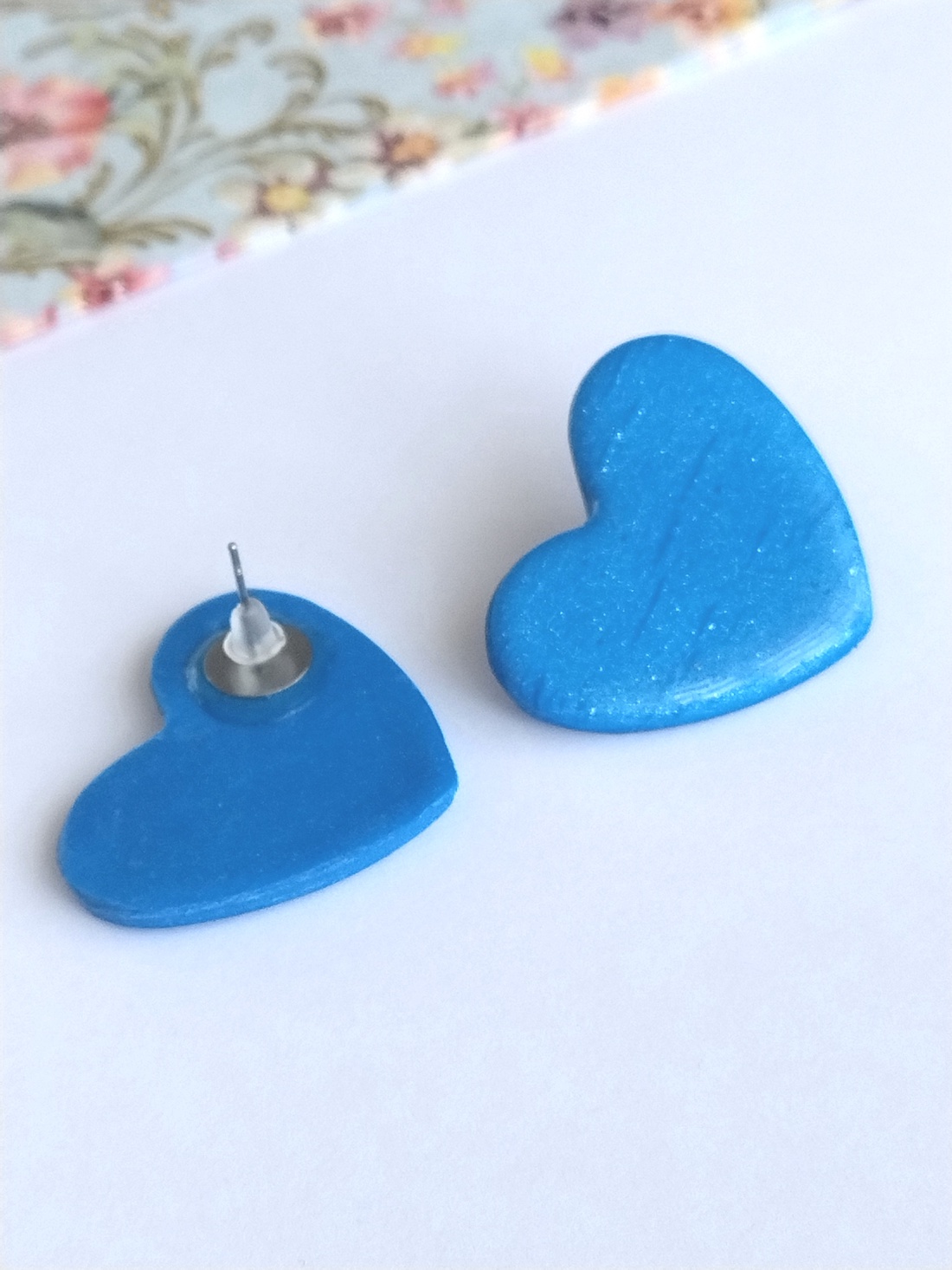 Cercei inimă albaștri handmade � stud din lut polimeric cu efect perlat și sclipiri fine - bijuterii - cercei - cercei cu figurine - Artynos.ro