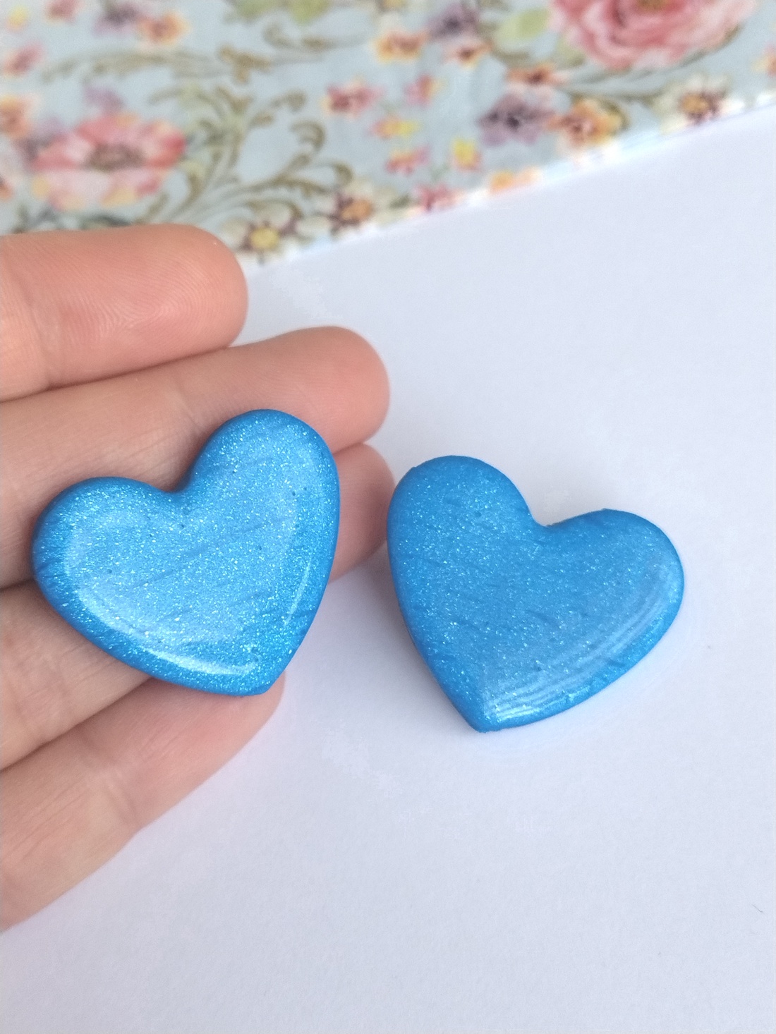 Cercei inimă albaștri handmade � stud din lut polimeric cu efect perlat și sclipiri fine - bijuterii - cercei - cercei cu figurine - Artynos.ro