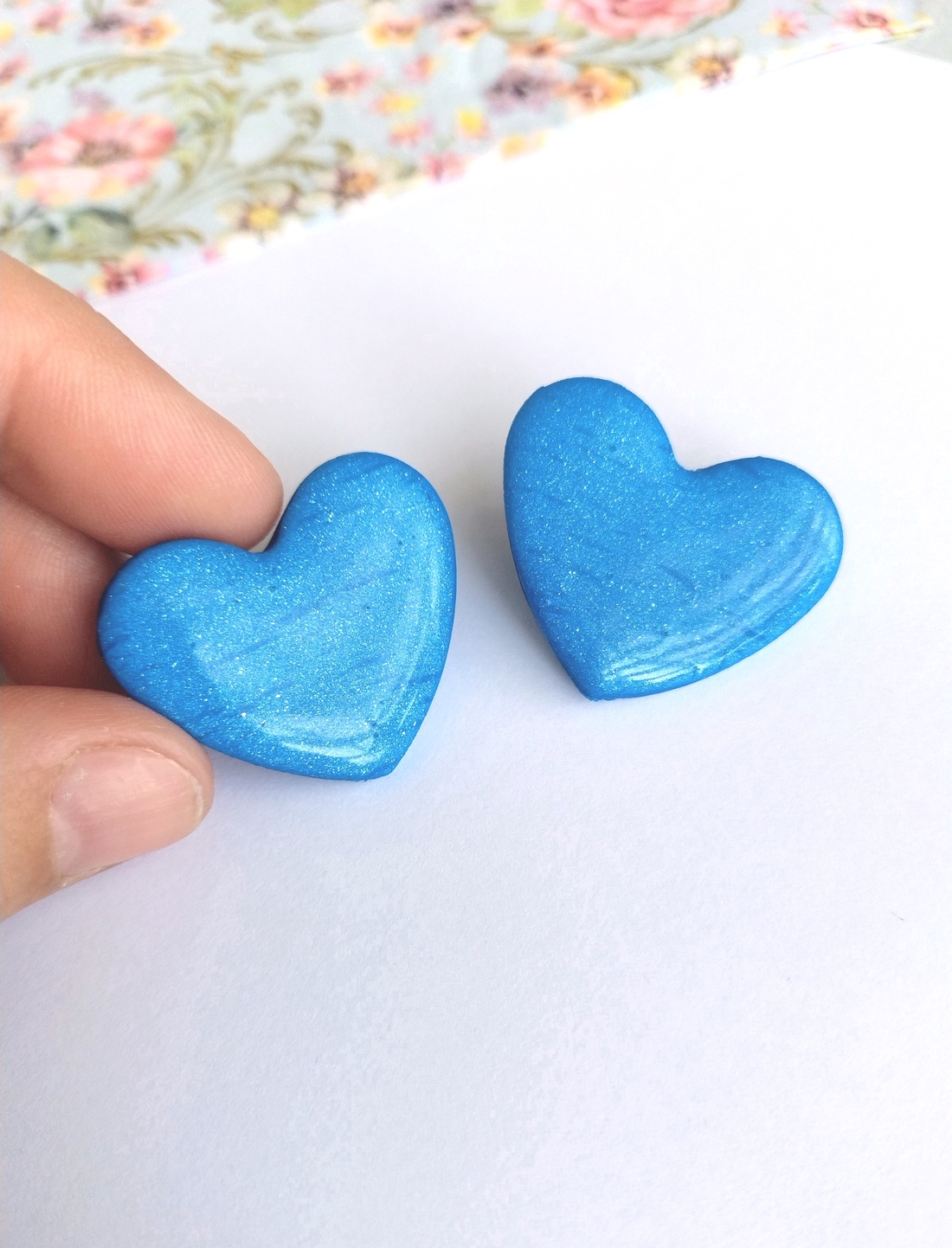 Cercei inimă albaștri handmade � stud din lut polimeric cu efect perlat și sclipiri fine - bijuterii - cercei - cercei cu figurine - Artynos.ro
