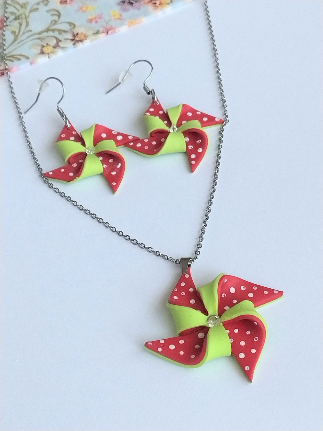 Set bijuterii handmade � cercei și pandantiv elice roșu-verde din lut polimeric, design jucăuș - bijuterii - cercei - cercei cu figurine - Artynos.ro