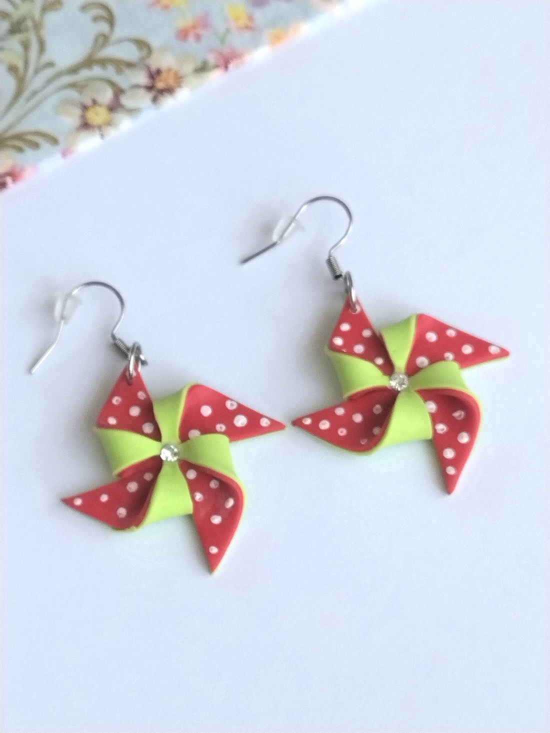 Set bijuterii handmade � cercei și pandantiv elice roșu-verde din lut polimeric, design jucăuș - bijuterii - cercei - cercei cu figurine - Artynos.ro