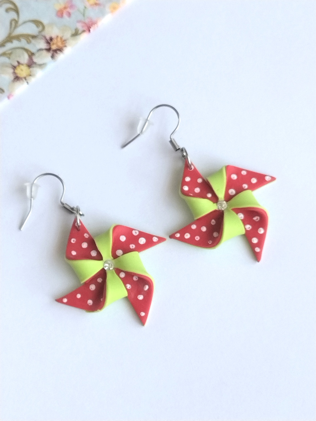 Set bijuterii handmade � cercei și pandantiv elice roșu-verde din lut polimeric, design jucăuș - bijuterii - cercei - cercei cu figurine - Artynos.ro