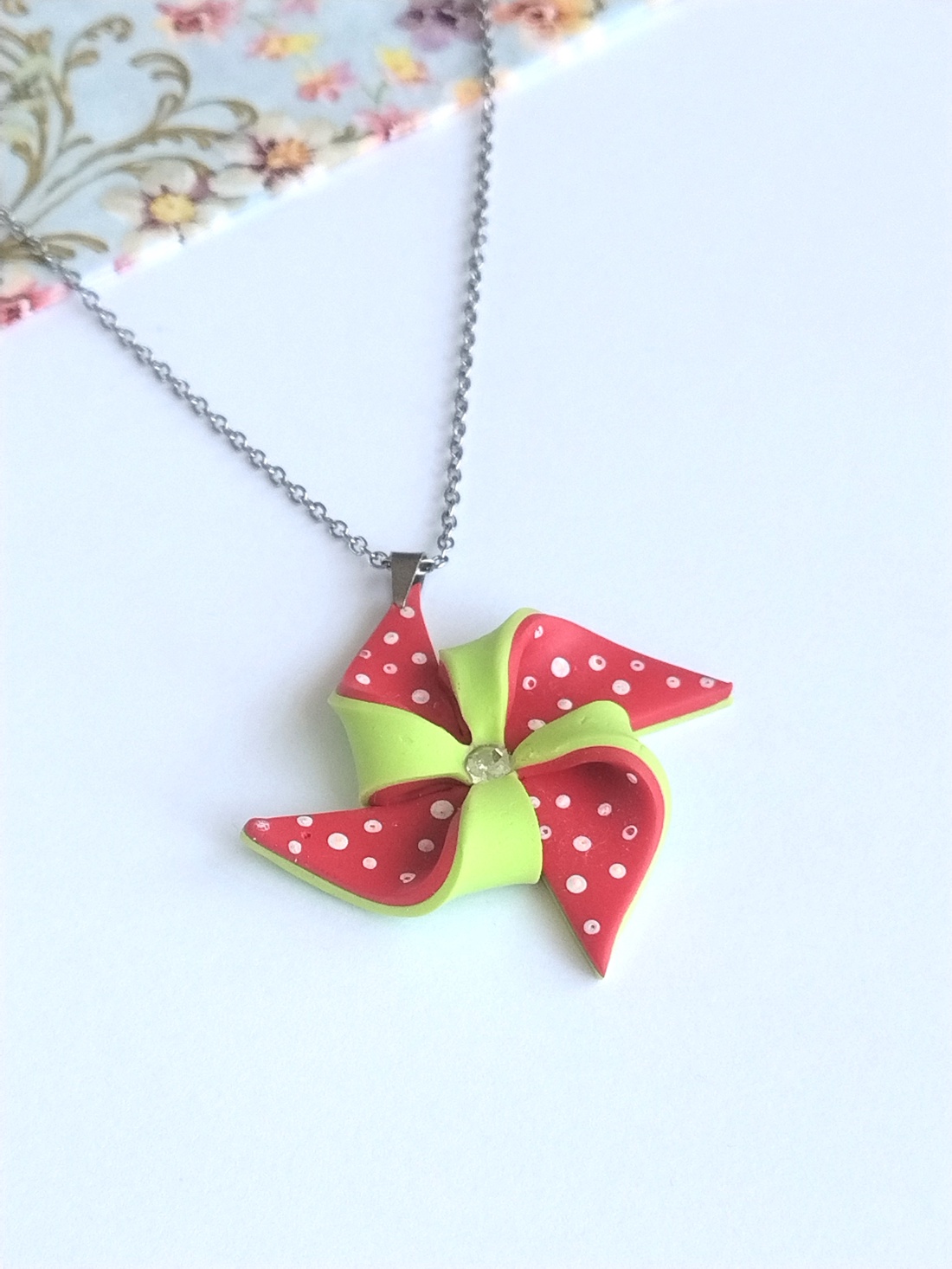 Set bijuterii handmade � cercei și pandantiv elice roșu-verde din lut polimeric, design jucăuș - bijuterii - cercei - cercei cu figurine - Artynos.ro