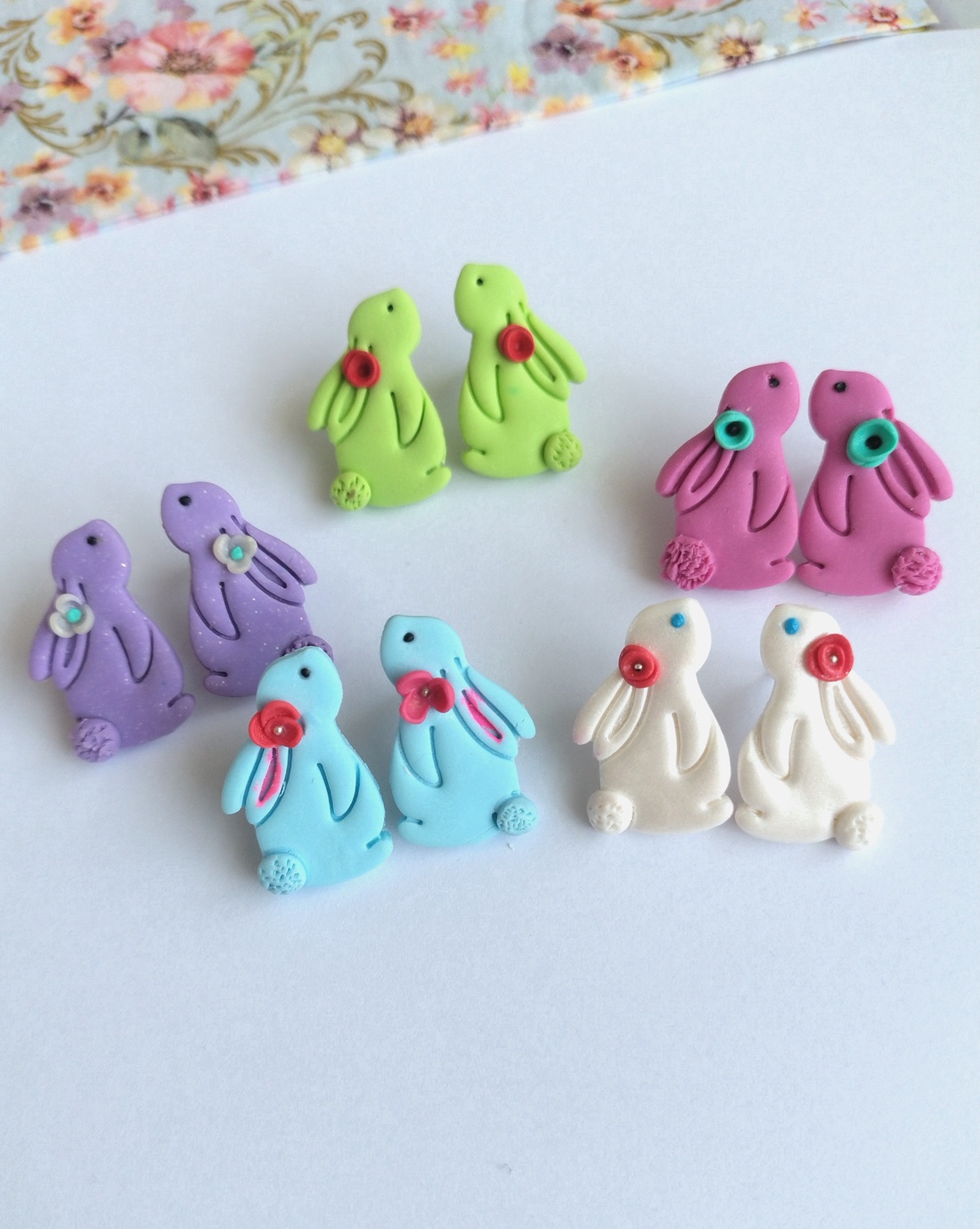 Cercei iepurași handmade colorați � stud din lut polimeric, design jucăuș  - bijuterii - cercei - cercei cu figurine - Artynos.ro