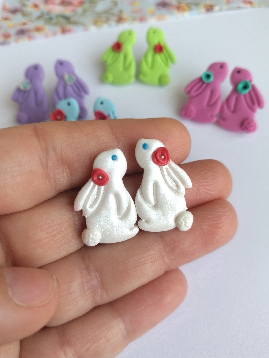 Cercei iepurași handmade colorați � stud din lut polimeric, design jucăuș  - bijuterii - cercei - cercei cu figurine - Artynos.ro