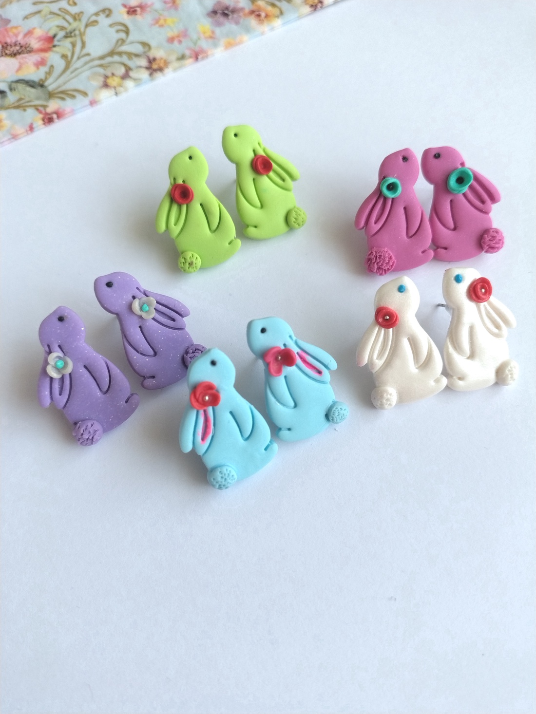 Cercei iepurași handmade colorați � stud din lut polimeric, design jucăuș  - bijuterii - cercei - cercei cu figurine - Artynos.ro