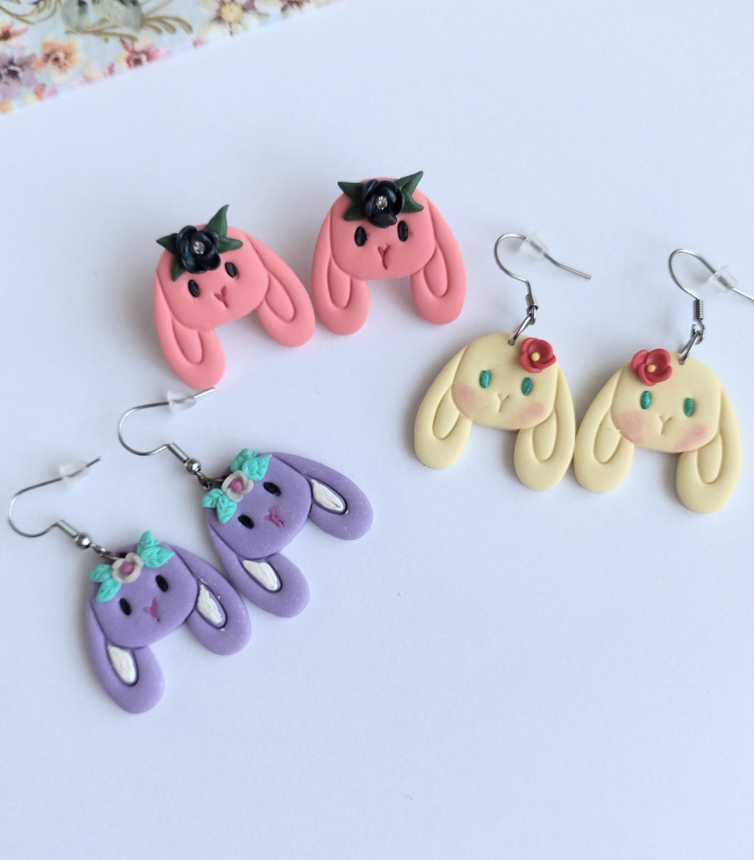 Cercei iepurași handmade colorați � stud din lut polimeric, design jucăuș - bijuterii - cercei - cercei cu figurine - Artynos.ro