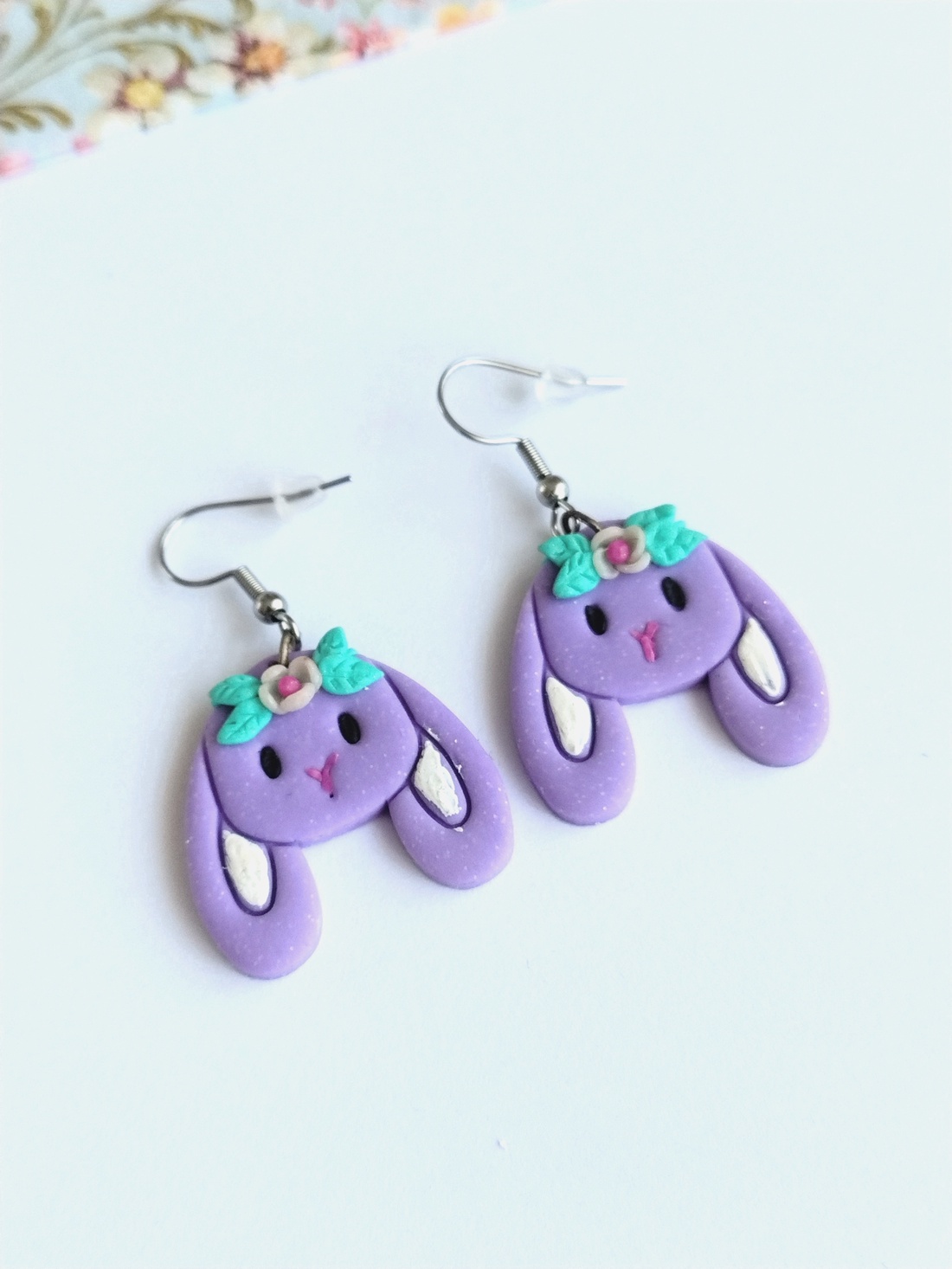 Cercei iepurași handmade colorați � stud din lut polimeric, design jucăuș - bijuterii - cercei - cercei cu figurine - Artynos.ro