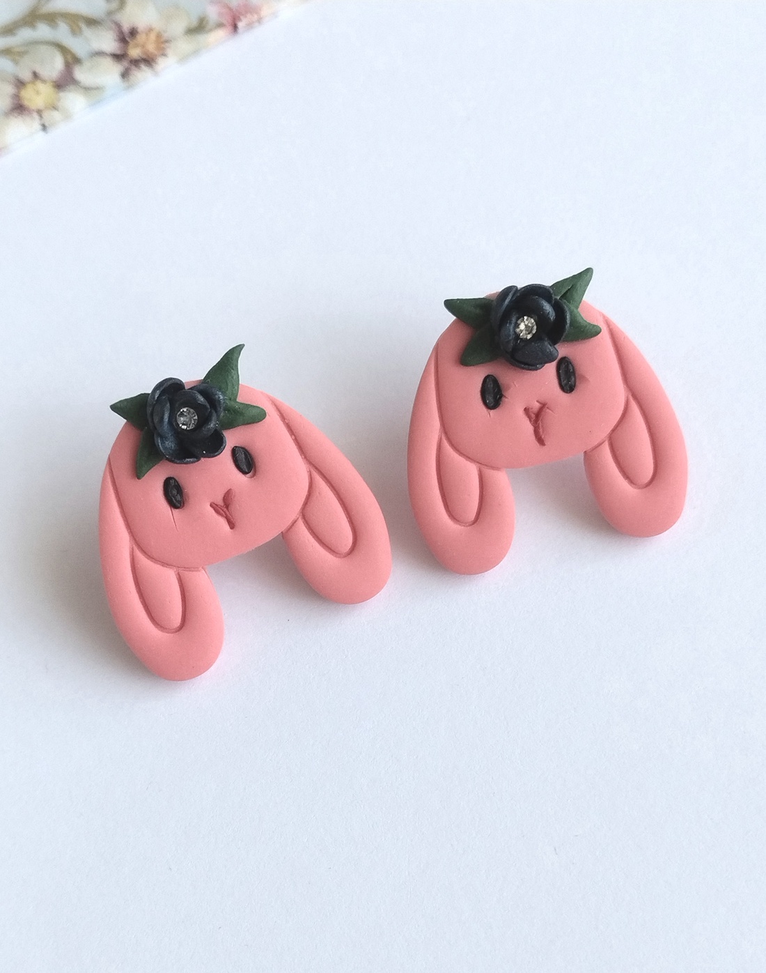 Cercei iepurași handmade colorați � stud din lut polimeric, design jucăuș - bijuterii - cercei - cercei cu figurine - Artynos.ro