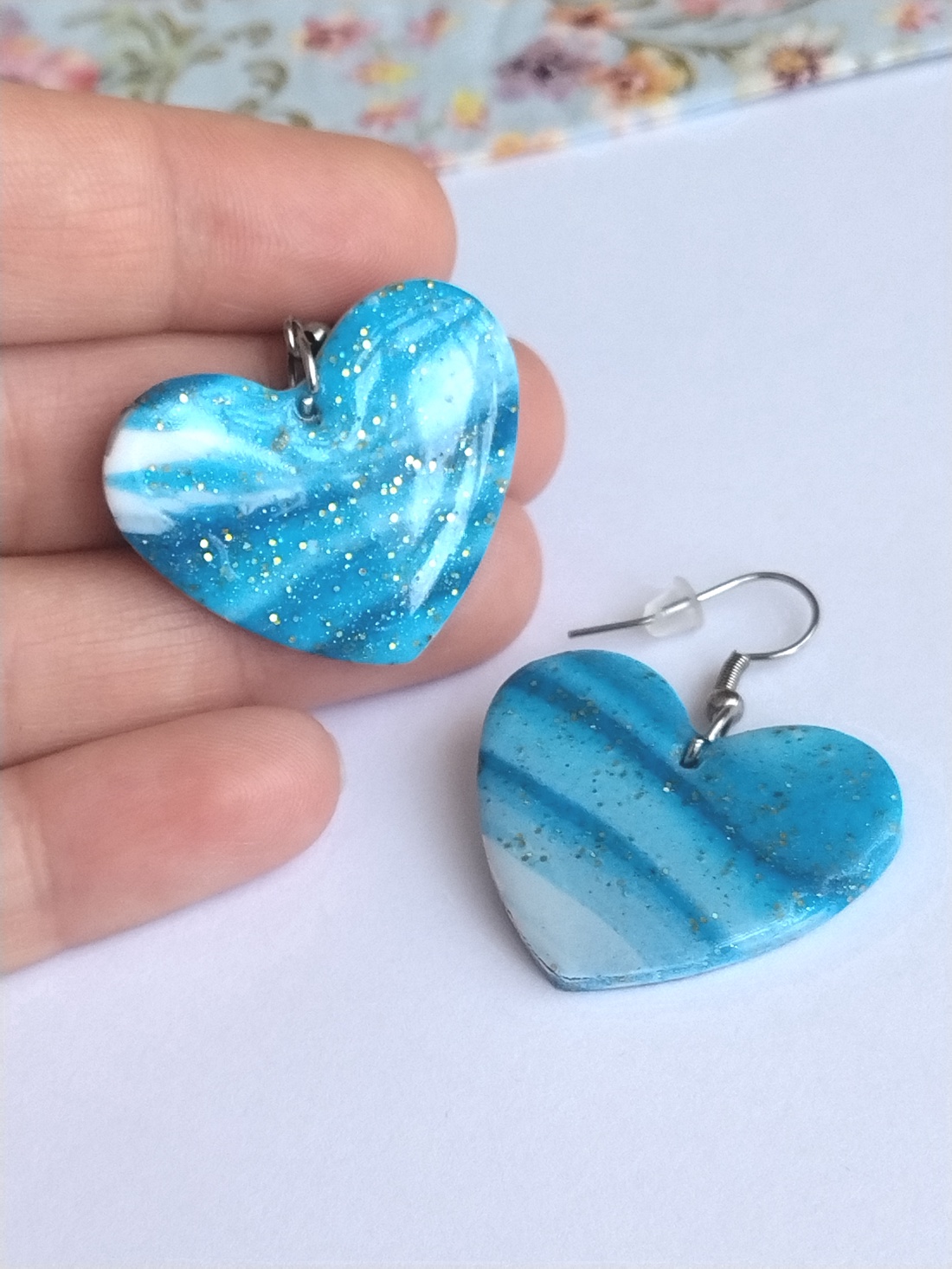 Cercei inimă handmade � efect valuri marine albastru-alb cu sclipici auriu și rășină - bijuterii - cercei - cercei cu figurine - Artynos.ro