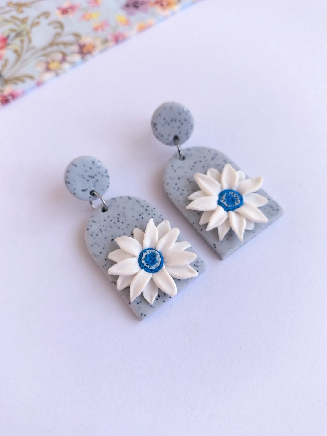 Cercei handmade eleganți � bază gri cu sclipici și floare albă cu accent albastru marin - bijuterii - cercei - cercei cu figurine - Artynos.ro