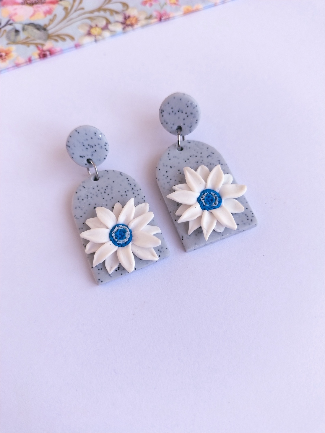 Cercei handmade eleganți � bază gri cu sclipici și floare albă cu accent albastru marin - bijuterii - cercei - cercei cu figurine - Artynos.ro