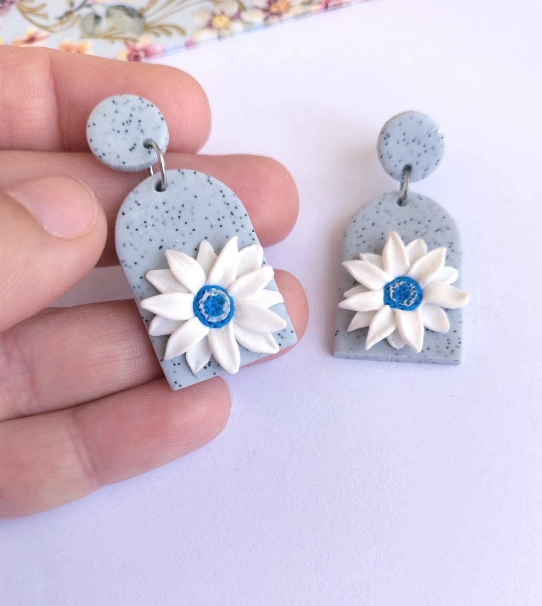 Cercei handmade eleganți � bază gri cu sclipici și floare albă cu accent albastru marin - bijuterii - cercei - cercei cu figurine - Artynos.ro