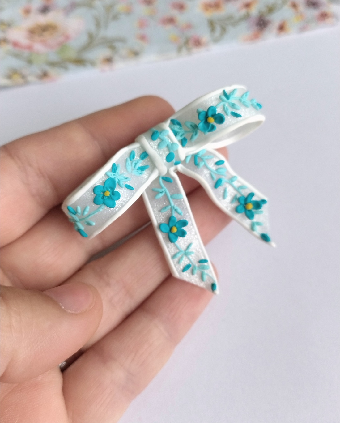 Broșă fundiță handmade � Fimo alb translucid cu broderie turqois, design delicat - accessorii și unelte - broșă, cerc, încuietoare - Artynos.ro