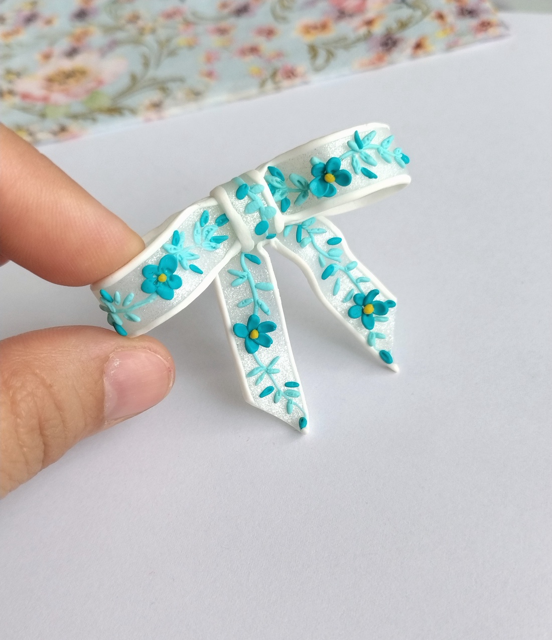 Broșă fundiță handmade � Fimo alb translucid cu broderie turqois, design delicat - accessorii și unelte - broșă, cerc, încuietoare - Artynos.ro