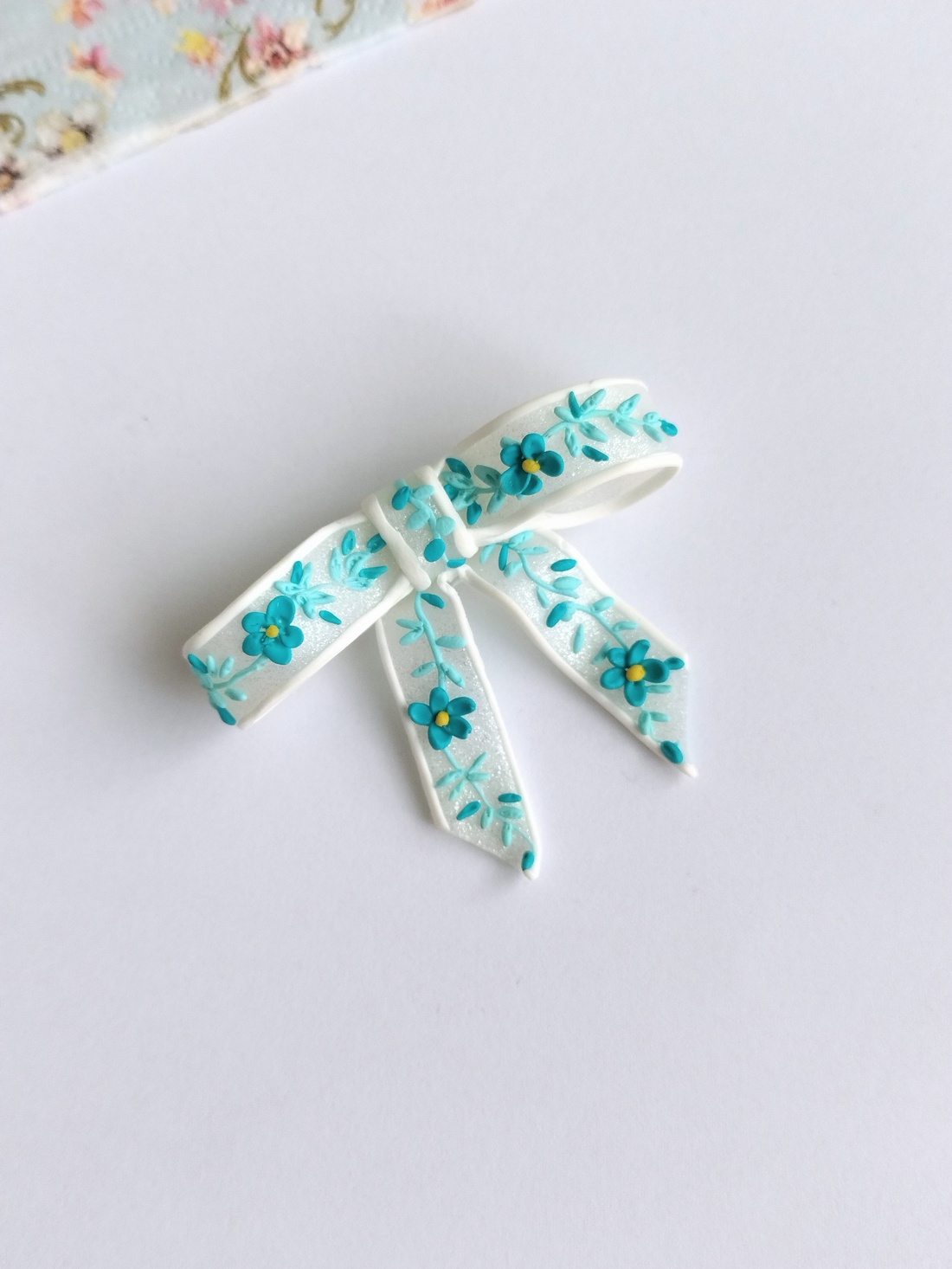 Broșă fundiță handmade � Fimo alb translucid cu broderie turqois, design delicat - accessorii și unelte - broșă, cerc, încuietoare - Artynos.ro