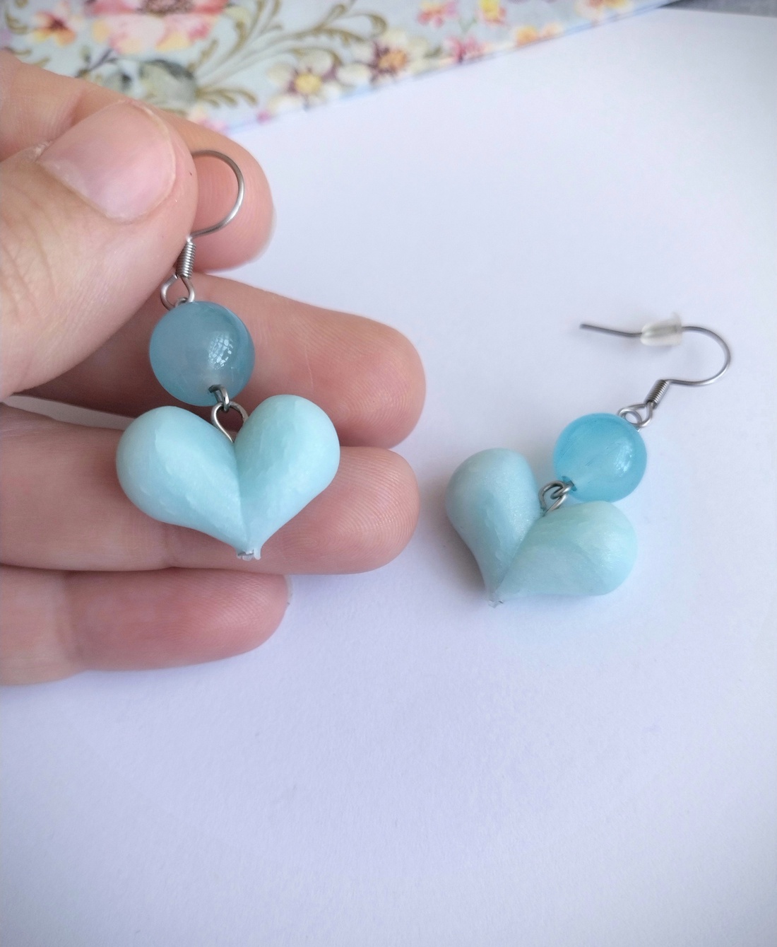 Cercei handmade din lut polimeric în formă de inimă, albastru pastel, cu mărgele din piatră semiprețioasă - bijuterii - cercei - cercei cu figurine - Artynos.ro