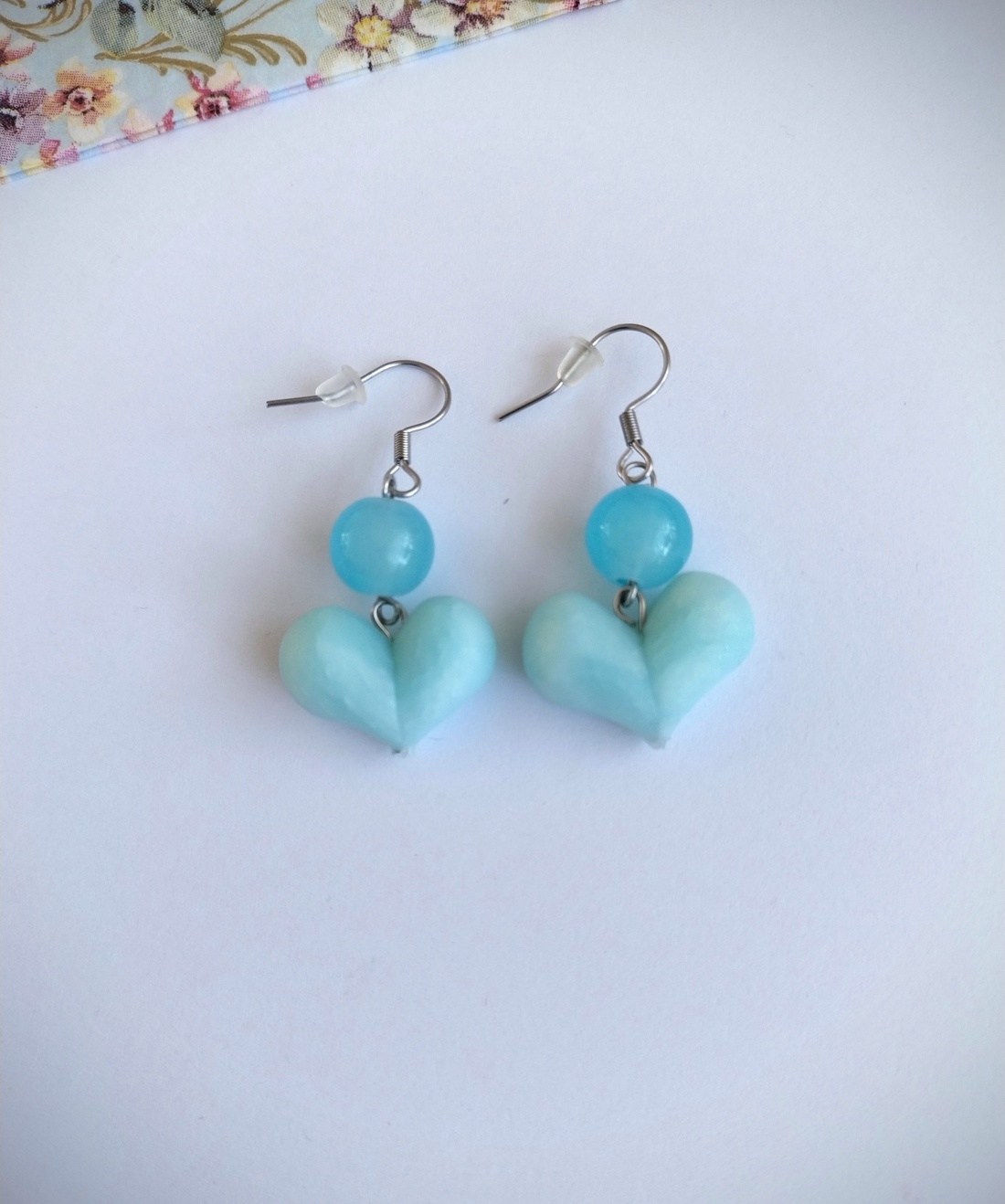 Cercei handmade din lut polimeric în formă de inimă, albastru pastel, cu mărgele din piatră semiprețioasă - bijuterii - cercei - cercei cu figurine - Artynos.ro