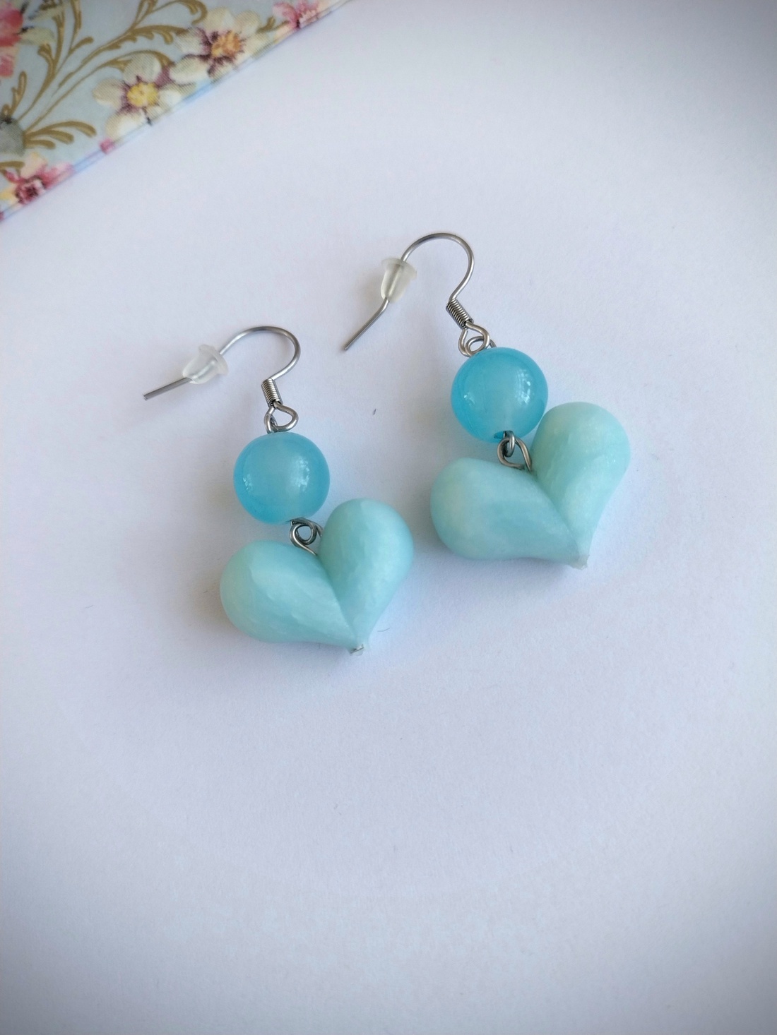 Cercei handmade din lut polimeric în formă de inimă, albastru pastel, cu mărgele din piatră semiprețioasă - bijuterii - cercei - cercei cu figurine - Artynos.ro