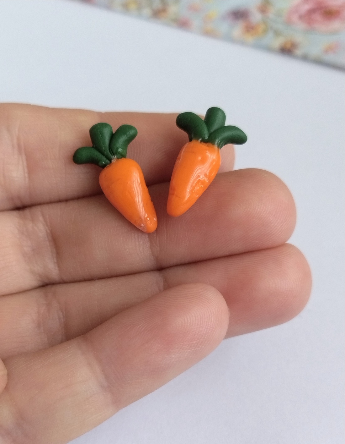 Cercei stud din lut polimeric � morcovi miniaturi handmade  - bijuterii - cercei - cercei cu figurine - Artynos.ro