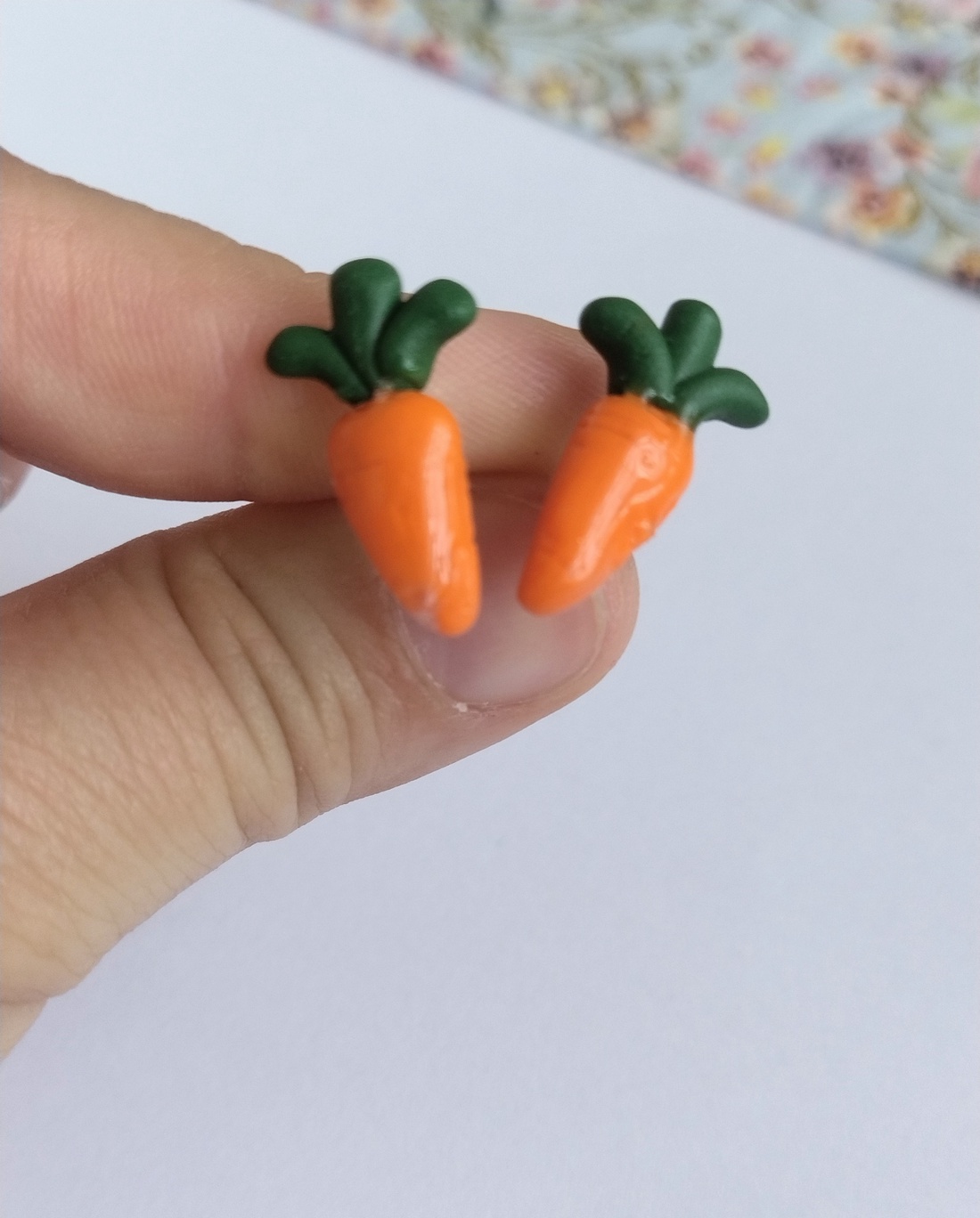 Cercei stud din lut polimeric � morcovi miniaturi handmade  - bijuterii - cercei - cercei cu figurine - Artynos.ro