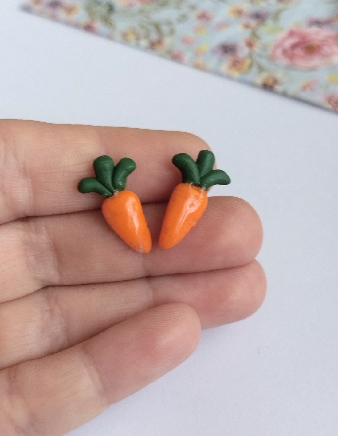 Cercei stud din lut polimeric � morcovi miniaturi handmade  - bijuterii - cercei - cercei cu figurine - Artynos.ro