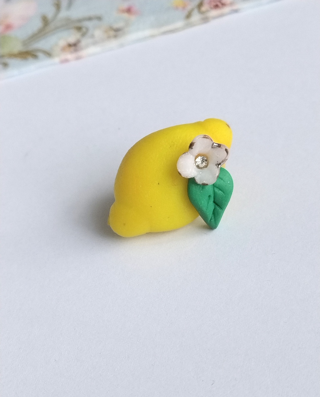 Broșă handmade din lut polimeric � lămâie cu pin � - bijuterii - broșe - Artynos.ro