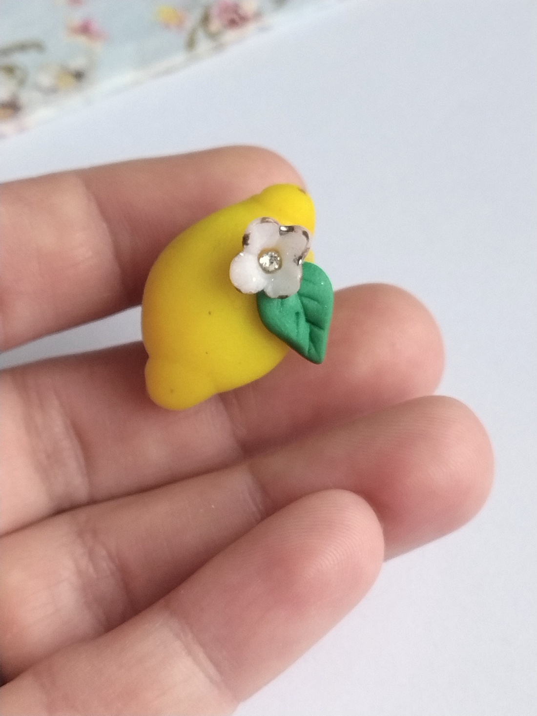 Broșă handmade din lut polimeric � lămâie cu pin � - bijuterii - broșe - Artynos.ro