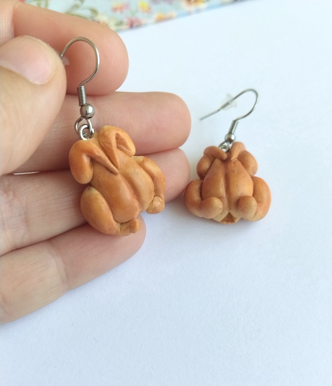 Cercei stud handmade din lut polimeric � pui la rotisor miniatură � - bijuterii - cercei - cercei cu figurine - Artynos.ro