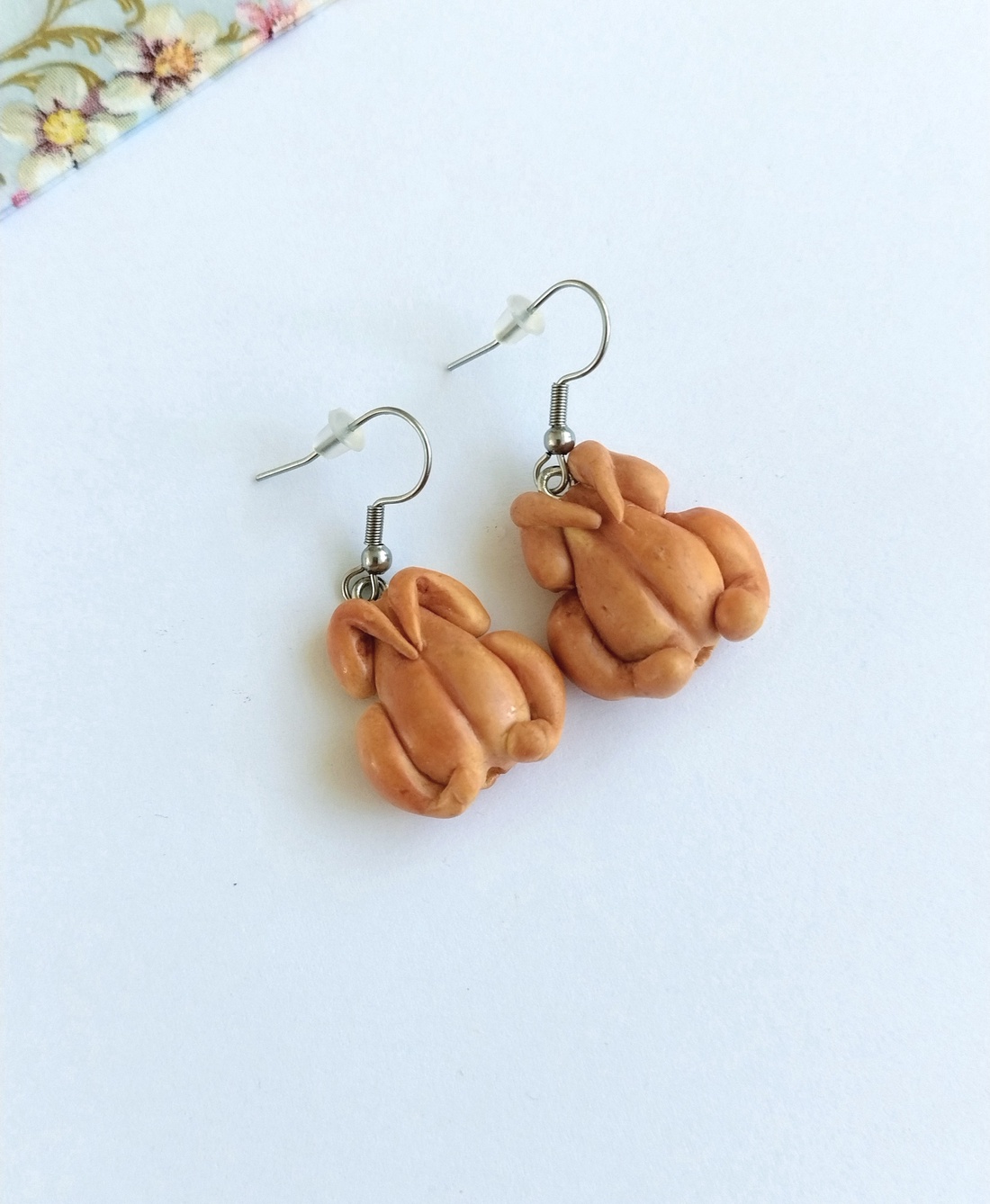 Cercei stud handmade din lut polimeric � pui la rotisor miniatură � - bijuterii - cercei - cercei cu figurine - Artynos.ro