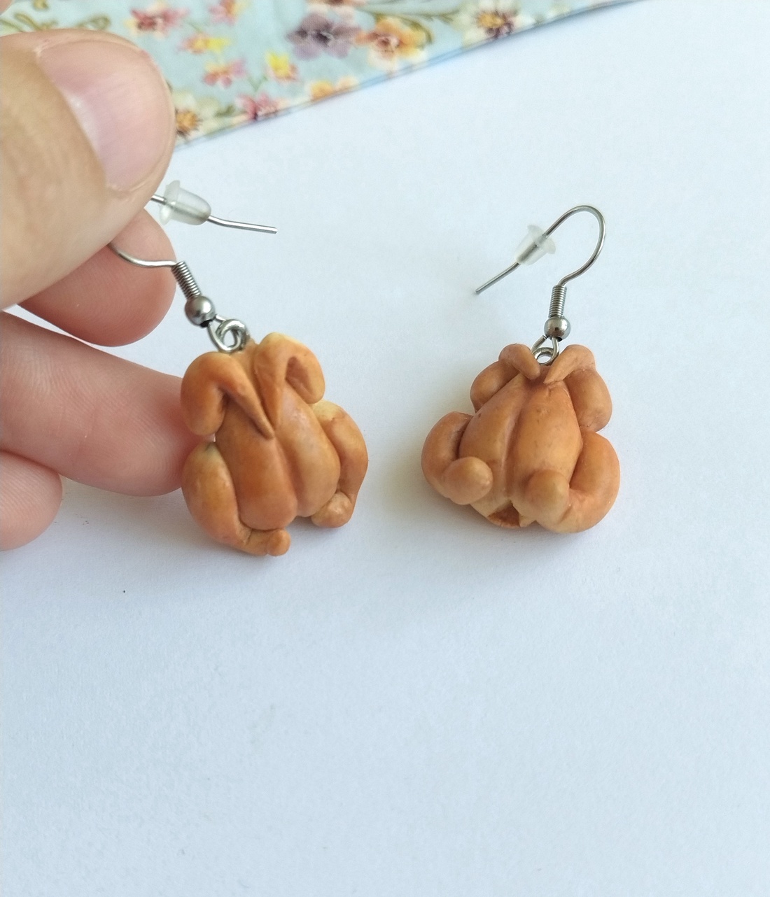 Cercei stud handmade din lut polimeric � pui la rotisor miniatură � - bijuterii - cercei - cercei cu figurine - Artynos.ro