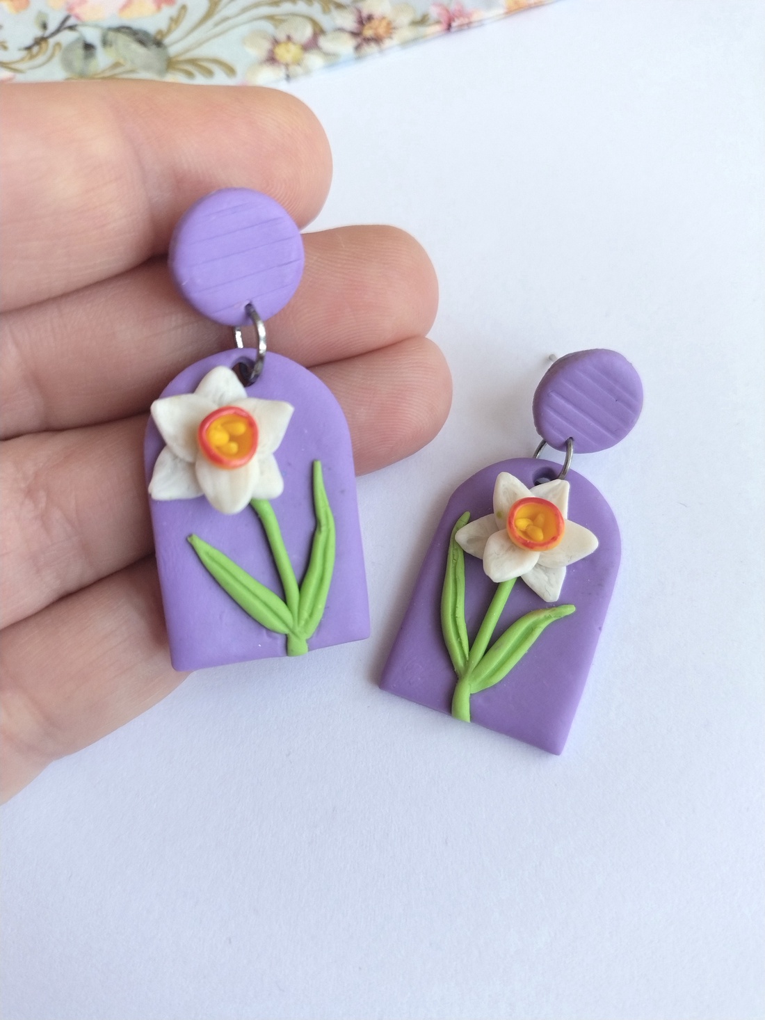 Cercei stud mov cu floare de narcisă albă � handmade din lut polimeric - bijuterii - cercei - cercei cu figurine - Artynos.ro