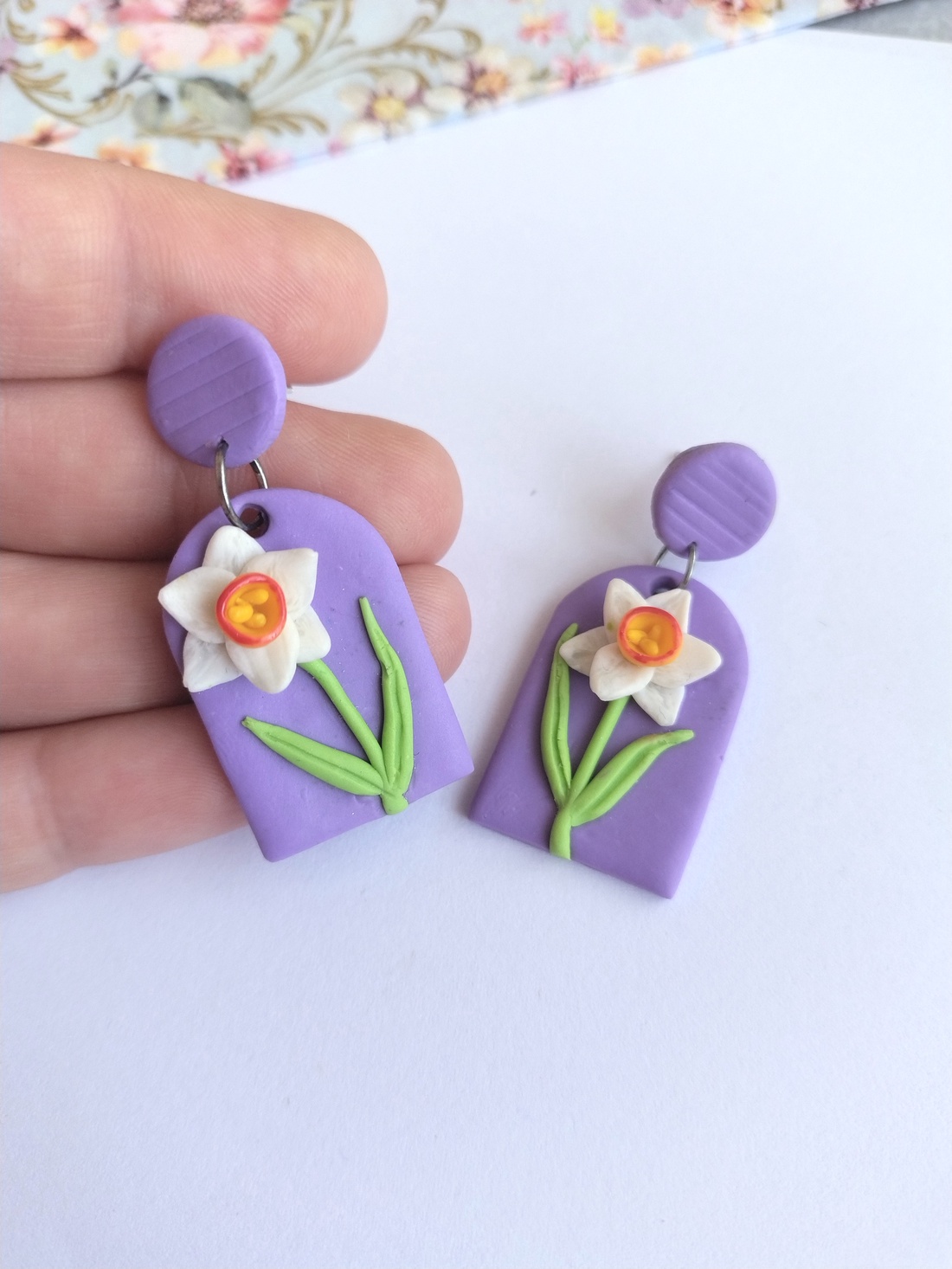 Cercei stud mov cu floare de narcisă albă � handmade din lut polimeric - bijuterii - cercei - cercei cu figurine - Artynos.ro