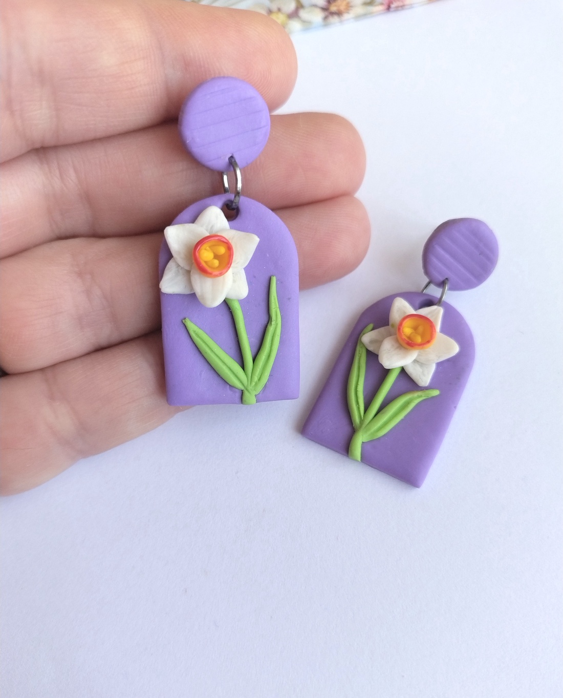 Cercei stud mov cu floare de narcisă albă � handmade din lut polimeric - bijuterii - cercei - cercei cu figurine - Artynos.ro