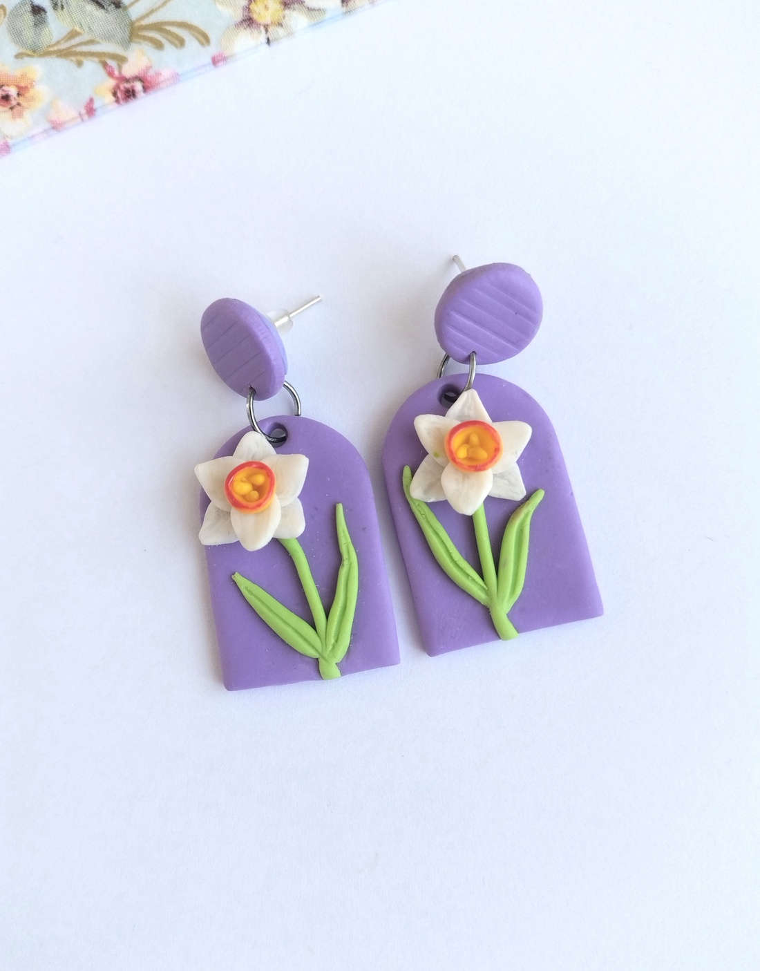 Cercei stud mov cu floare de narcisă albă � handmade din lut polimeric - bijuterii - cercei - cercei cu figurine - Artynos.ro
