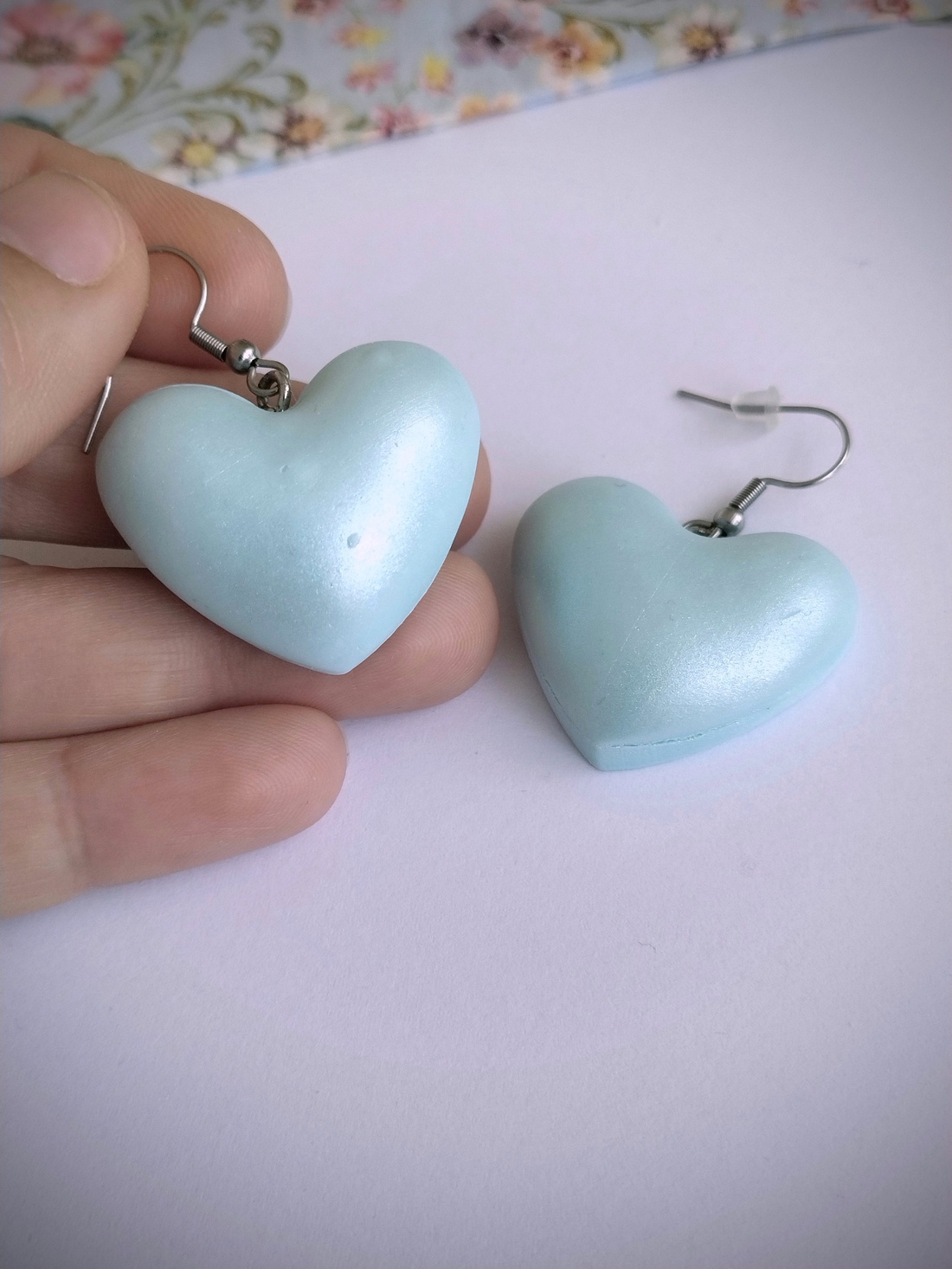 Cercei handmade inimă grăsuță bleo sidefată din lut polimeric - bijuterii - cercei - cercei lungi - Artynos.ro