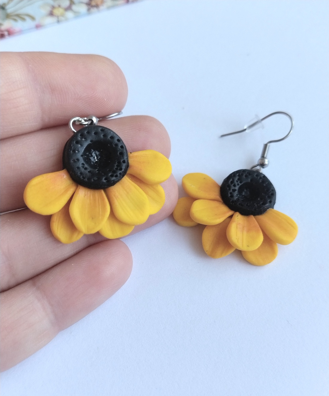 Cercei handmade floarea-soarelui din lut polimeric, design modern - bijuterii - cercei - cercei lungi - Artynos.ro