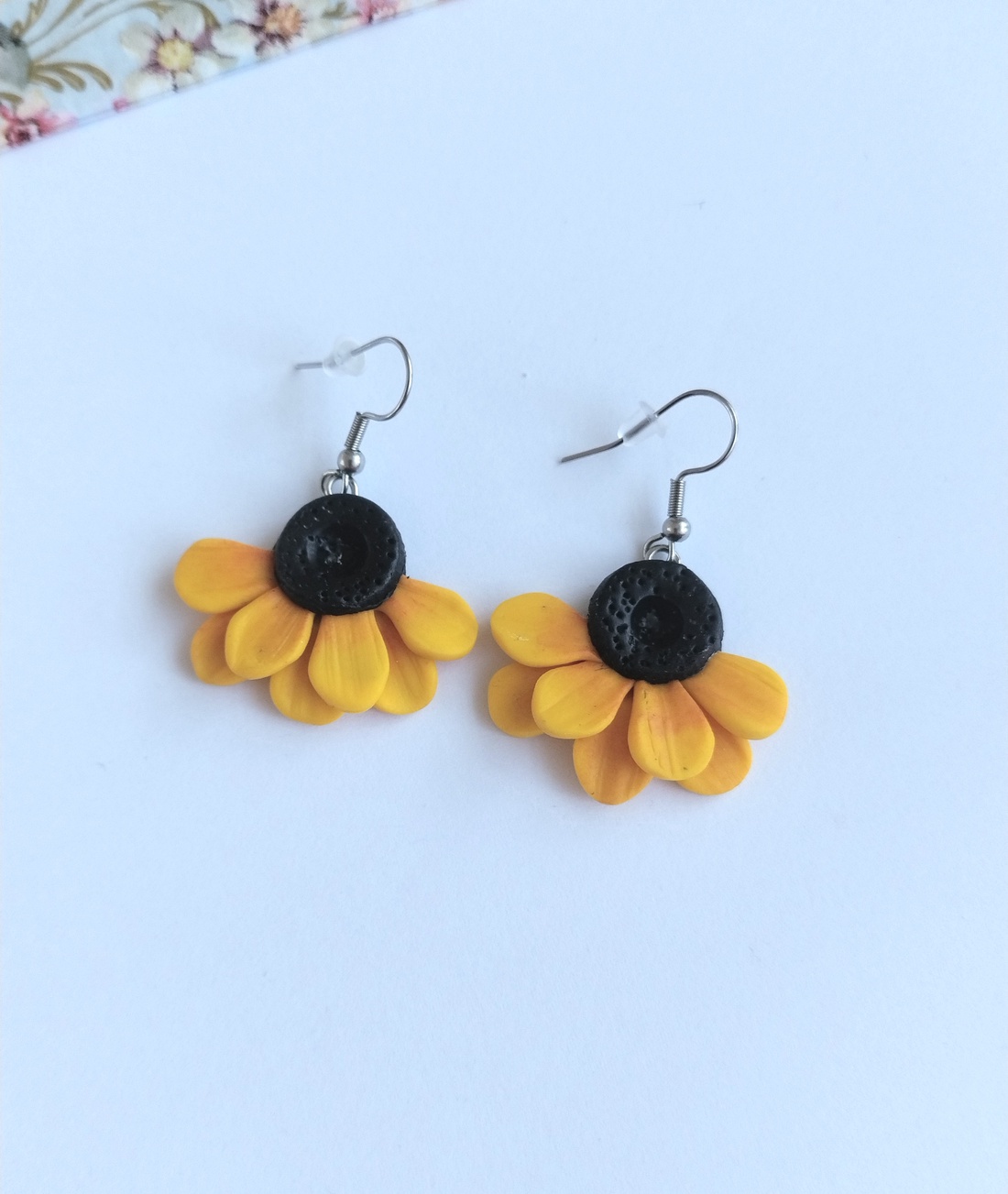 Cercei handmade floarea-soarelui din lut polimeric, design modern - bijuterii - cercei - cercei lungi - Artynos.ro