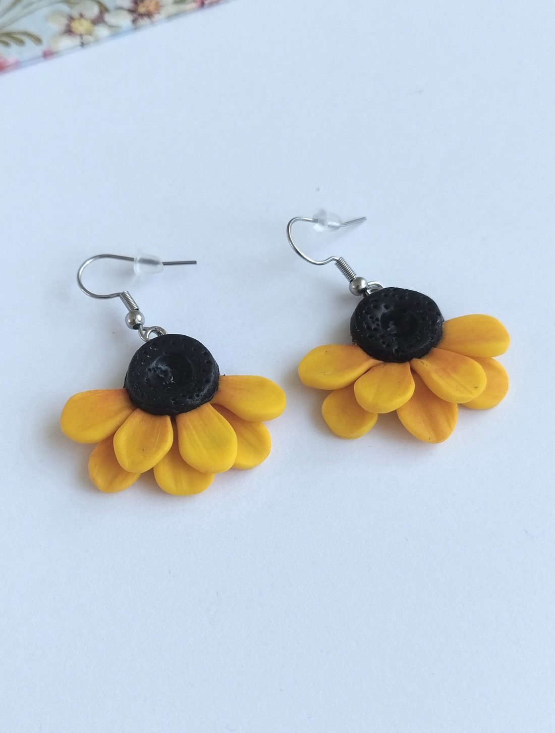 Cercei handmade floarea-soarelui din lut polimeric, design modern - bijuterii - cercei - cercei lungi - Artynos.ro