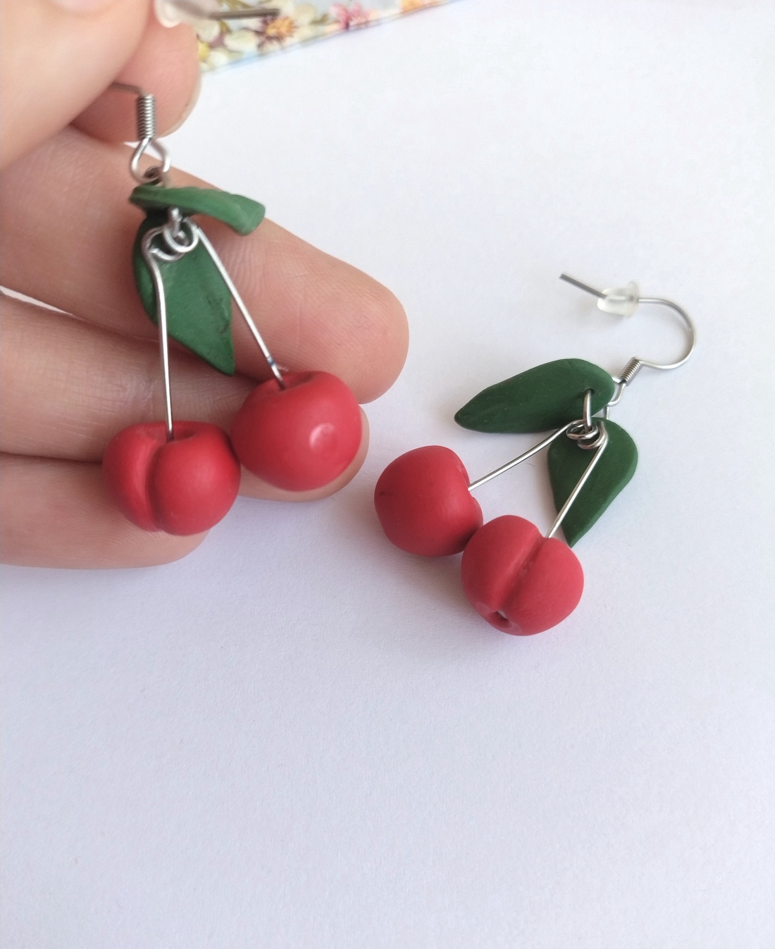 Cercei handmade cireșe din lut polimeric, design jucăuș - bijuterii - cercei - cercei lungi - Artynos.ro