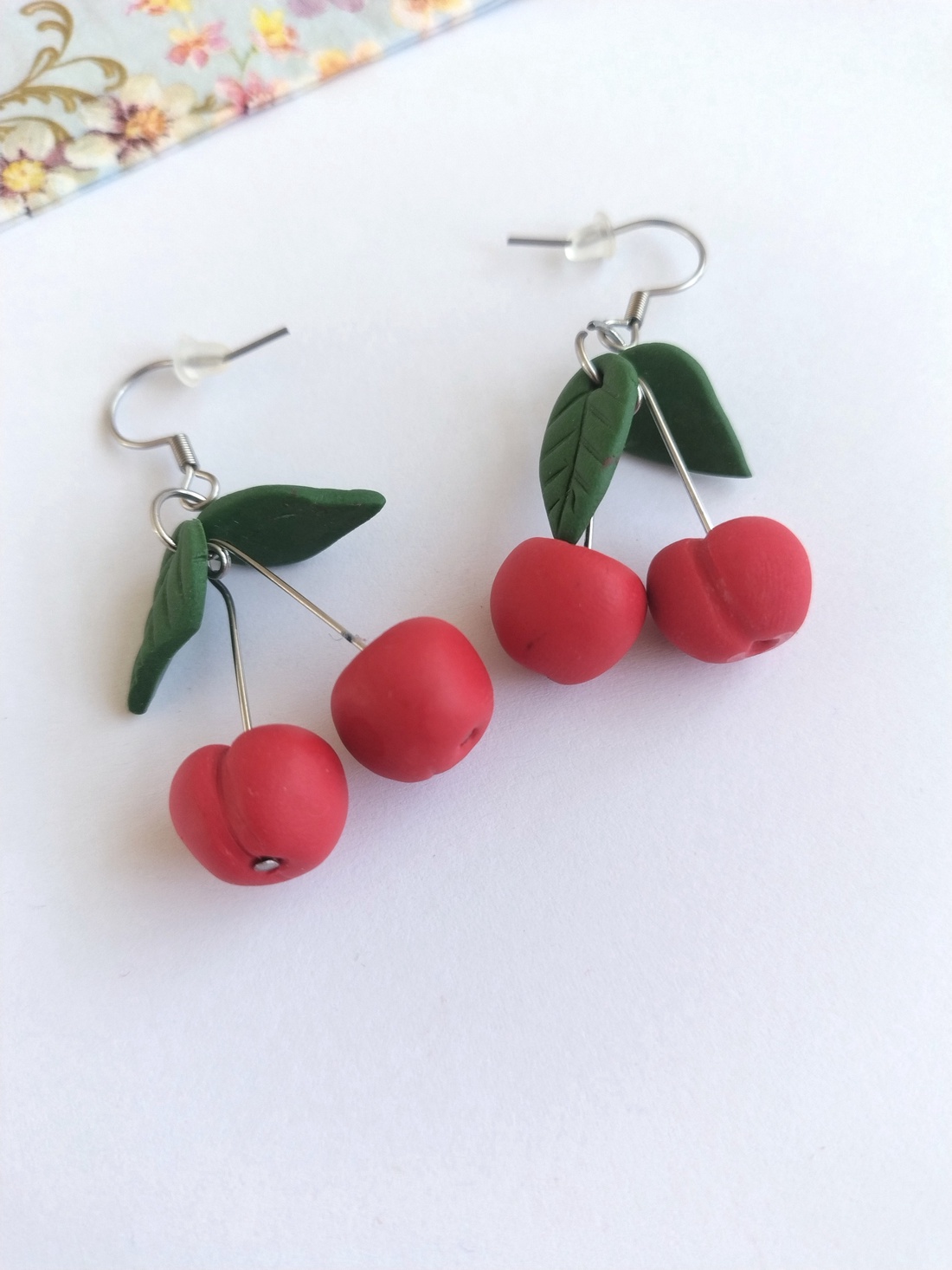 Cercei handmade cireșe din lut polimeric, design jucăuș - bijuterii - cercei - cercei lungi - Artynos.ro