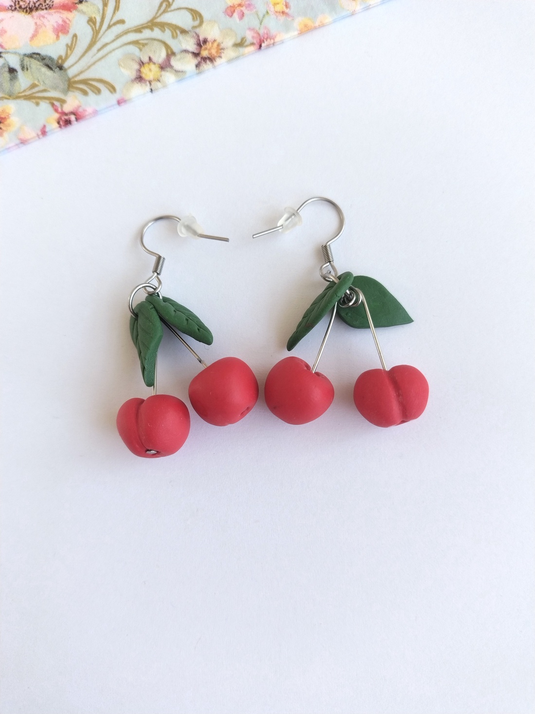 Cercei handmade cireșe din lut polimeric, design jucăuș - bijuterii - cercei - cercei lungi - Artynos.ro