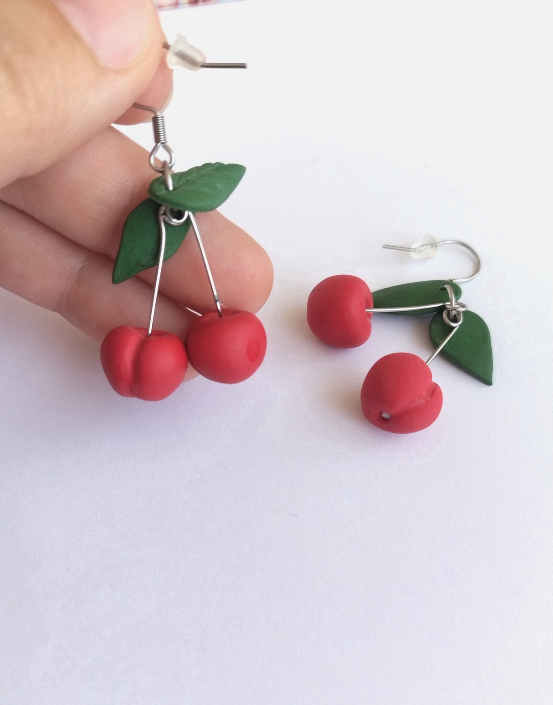 Cercei handmade cireșe din lut polimeric, design jucăuș - bijuterii - cercei - cercei lungi - Artynos.ro