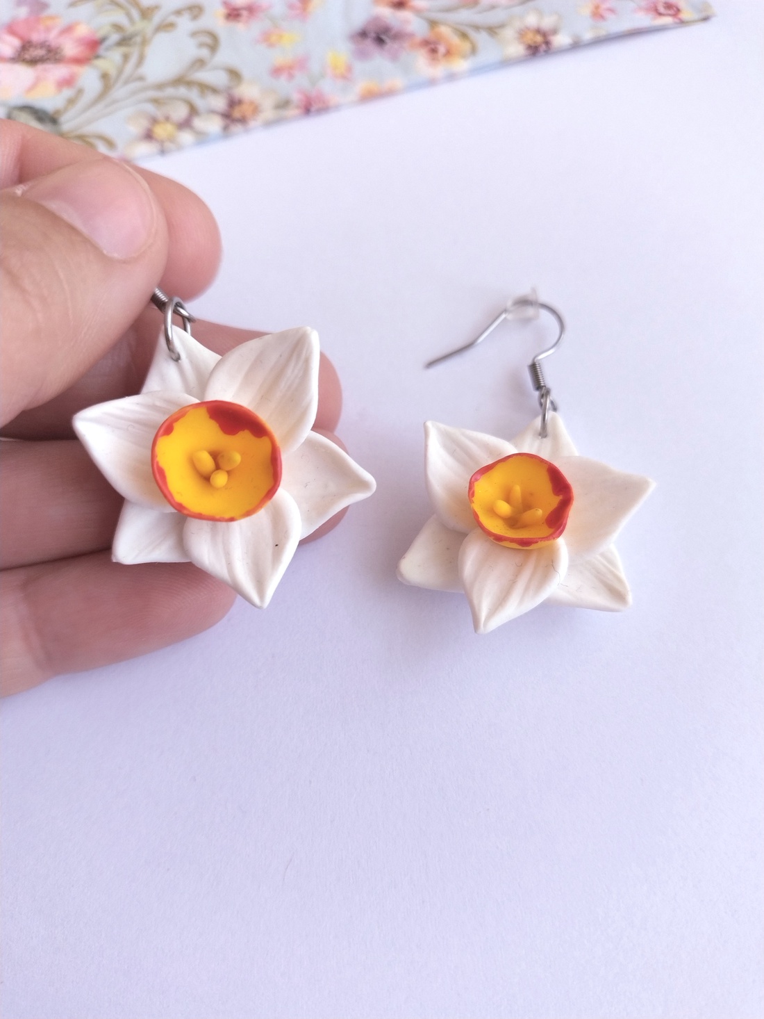 Cercei handmade narcise din lut polimeric, design floral delicat - bijuterii - cercei - cercei lungi - Artynos.ro