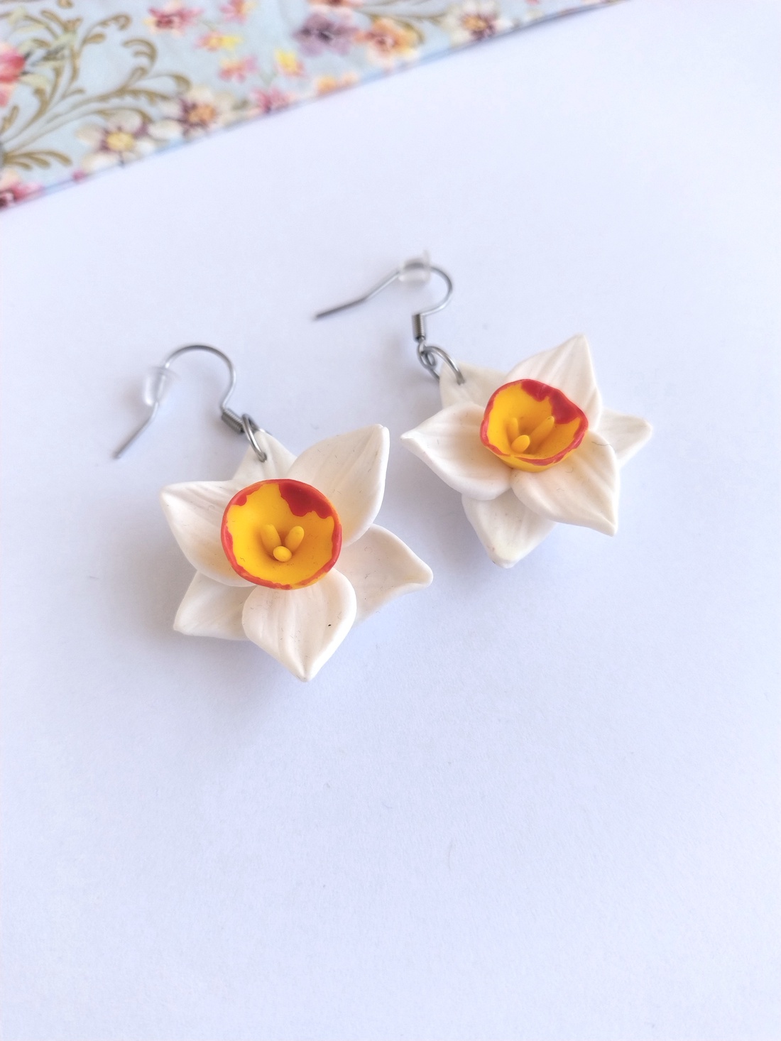 Cercei handmade narcise din lut polimeric, design floral delicat - bijuterii - cercei - cercei lungi - Artynos.ro