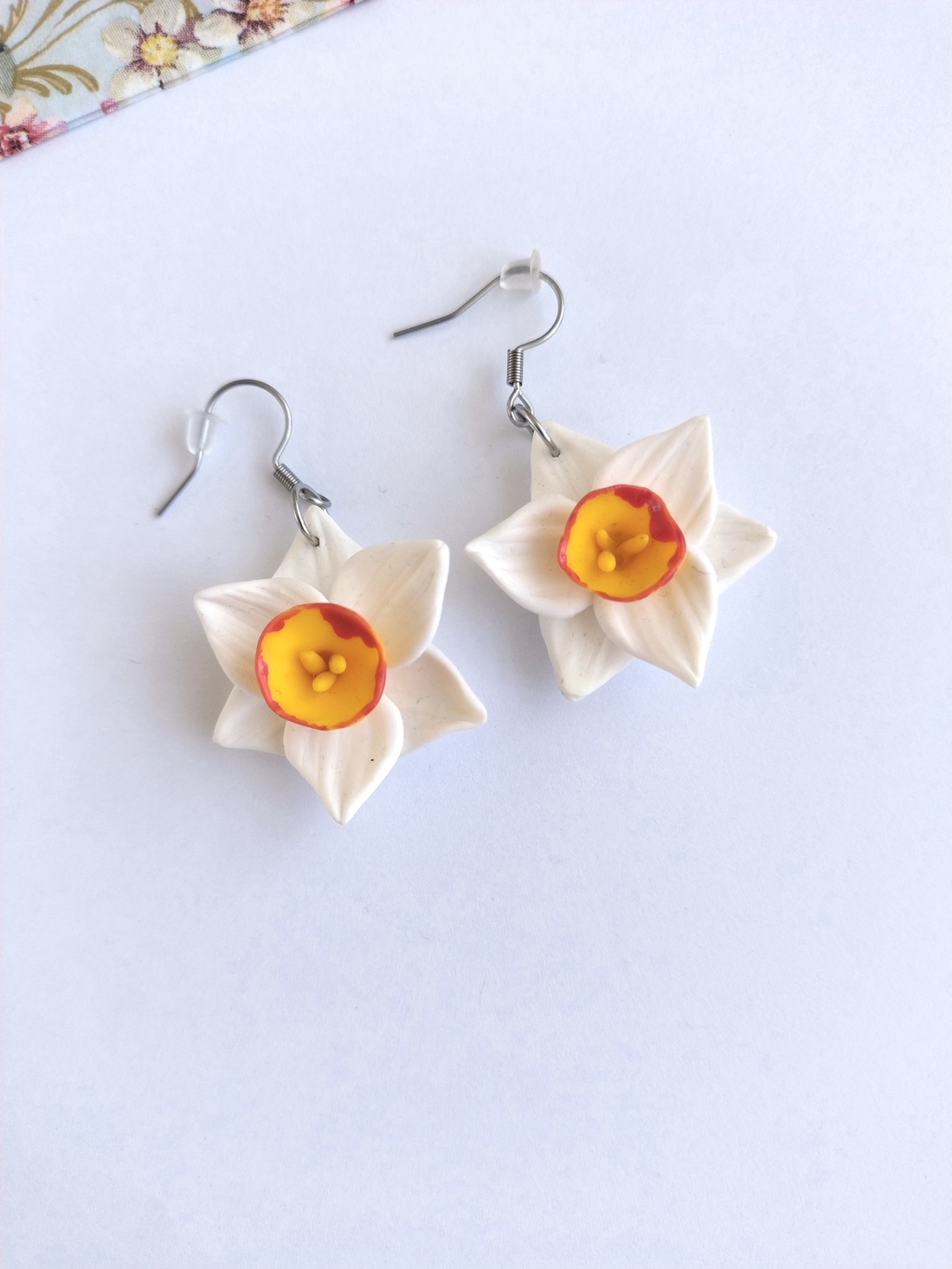 Cercei handmade narcise din lut polimeric, design floral delicat - bijuterii - cercei - cercei lungi - Artynos.ro